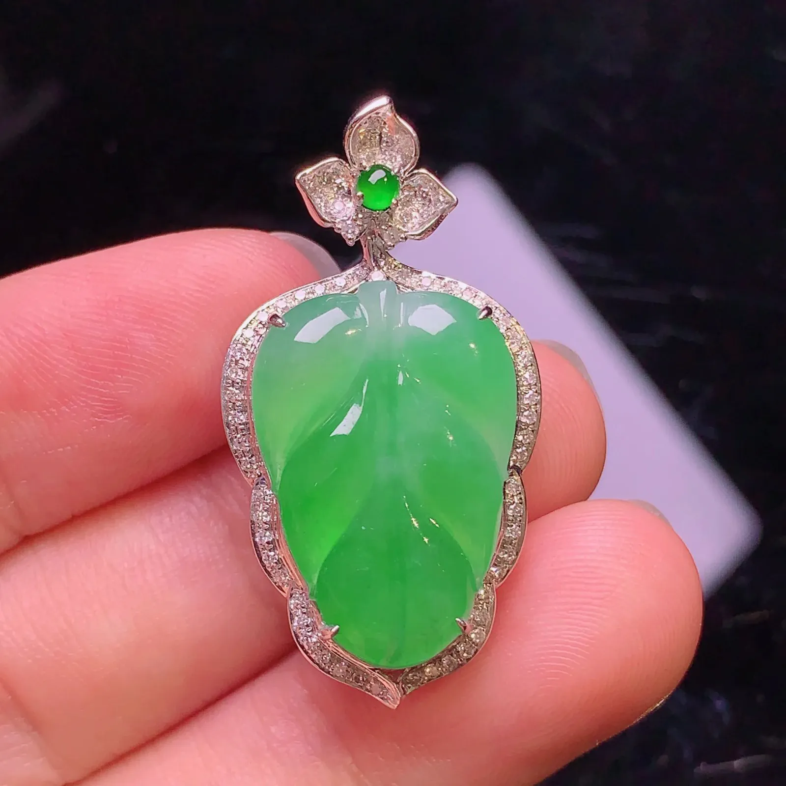 18k金钻镶嵌翠绿树叶吊坠玉质细腻 色泽清新艳丽 整体尺寸33.5*17.8*7.2