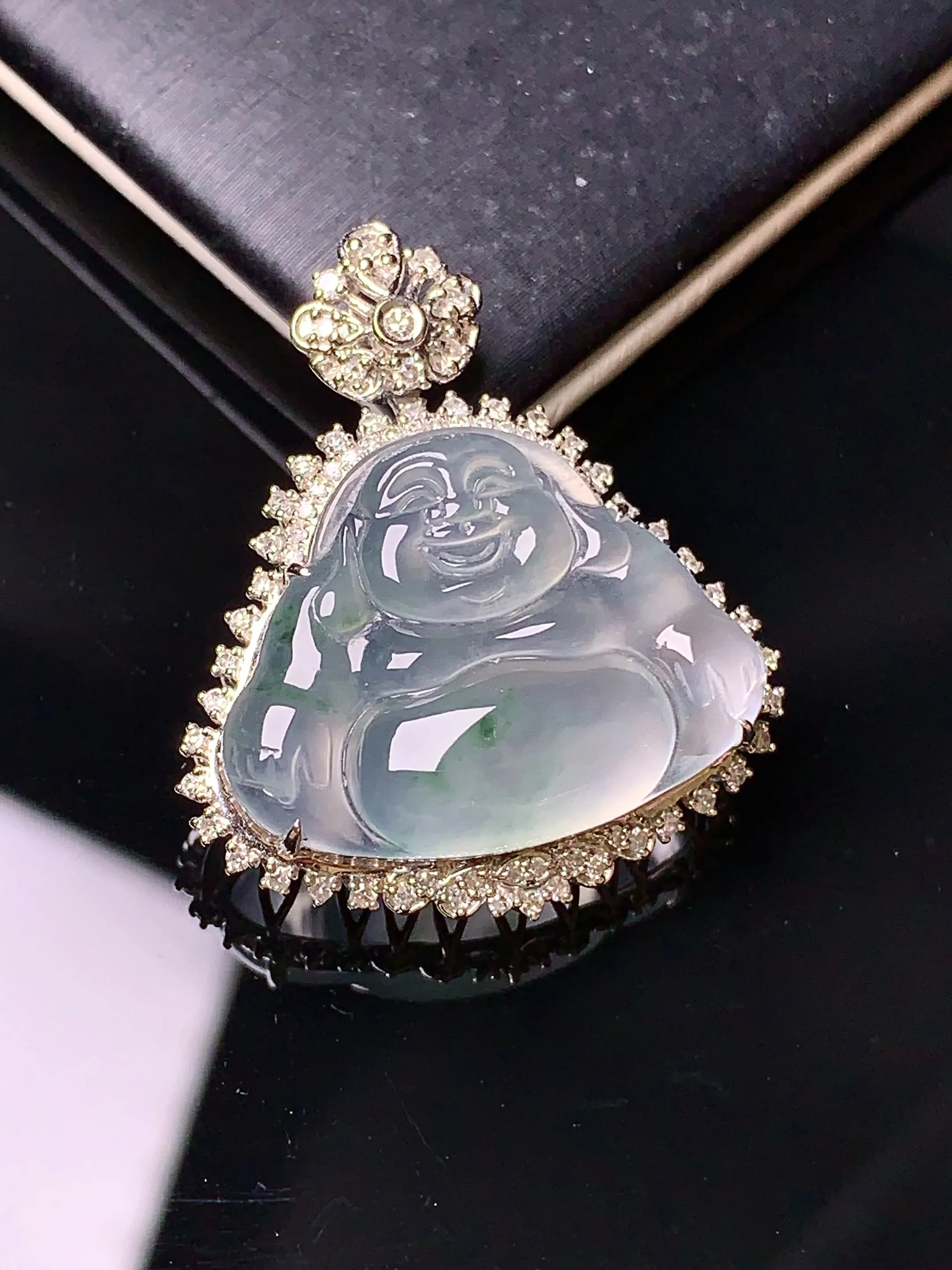 18k金钻镶嵌冰种佛公吊坠 玉质细腻 色泽清新艳丽 整体尺寸27.7*24*9.3