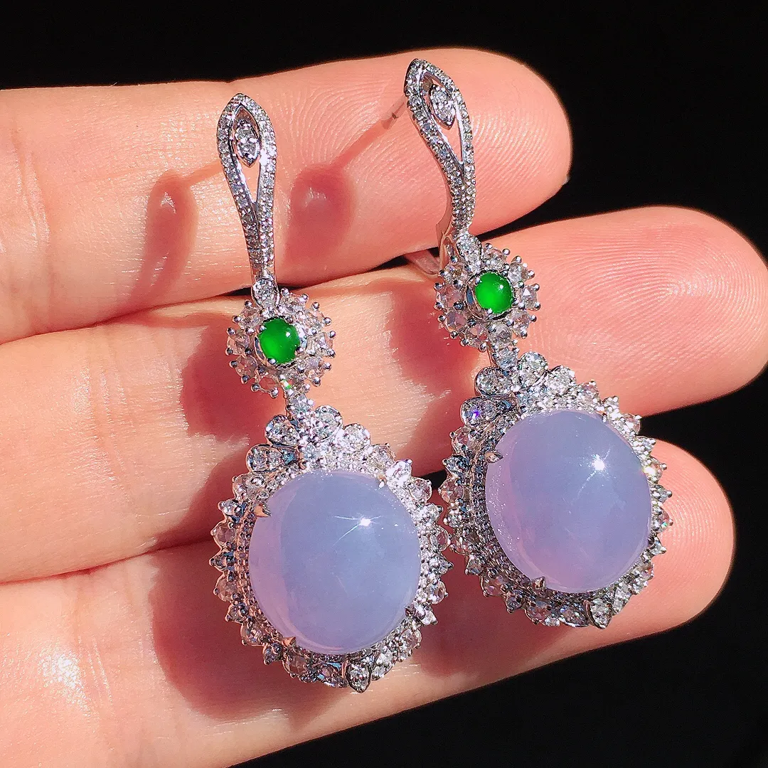 紫罗兰蛋面耳坠，色泽均匀艳丽，玉质细腻，荧光感超
强，饱满圆润，尽显优雅气质，18k
金豪华镶嵌