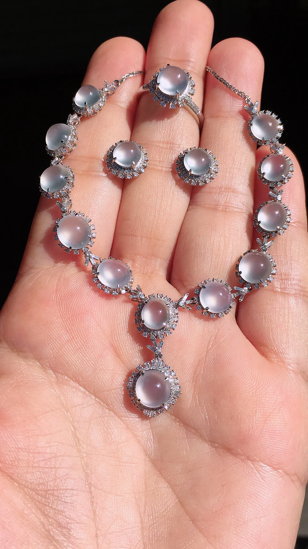 玻璃种蛋面三件套（晚装项链+耳钉+戒指），玉质细腻，荧光感超
强，饱满圆润，尽显优雅气质，18k
金