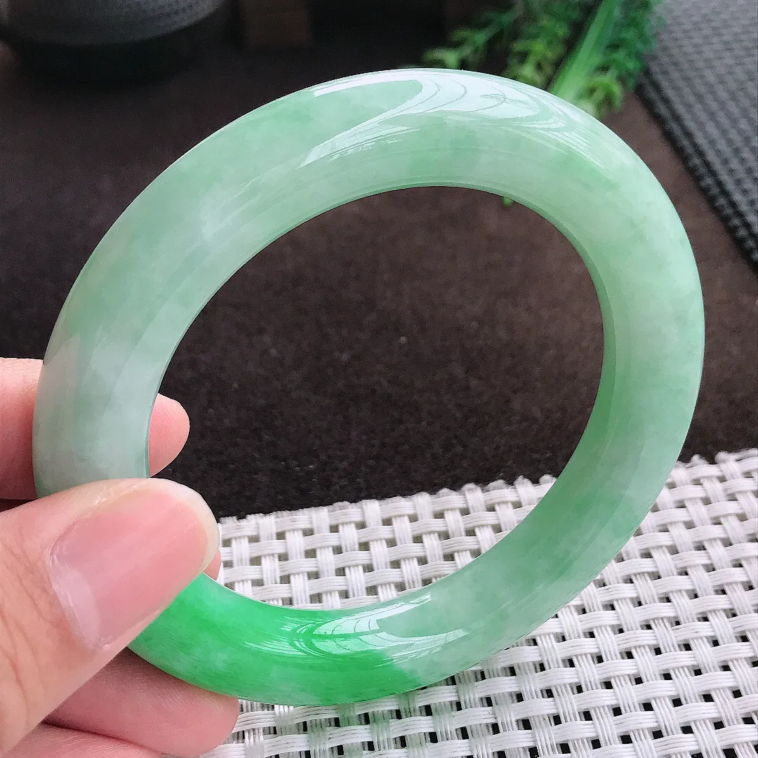 天然a货翡翠59/11.9/12.2老坑精美飘阳绿圆条手镯翡翠玉手镯