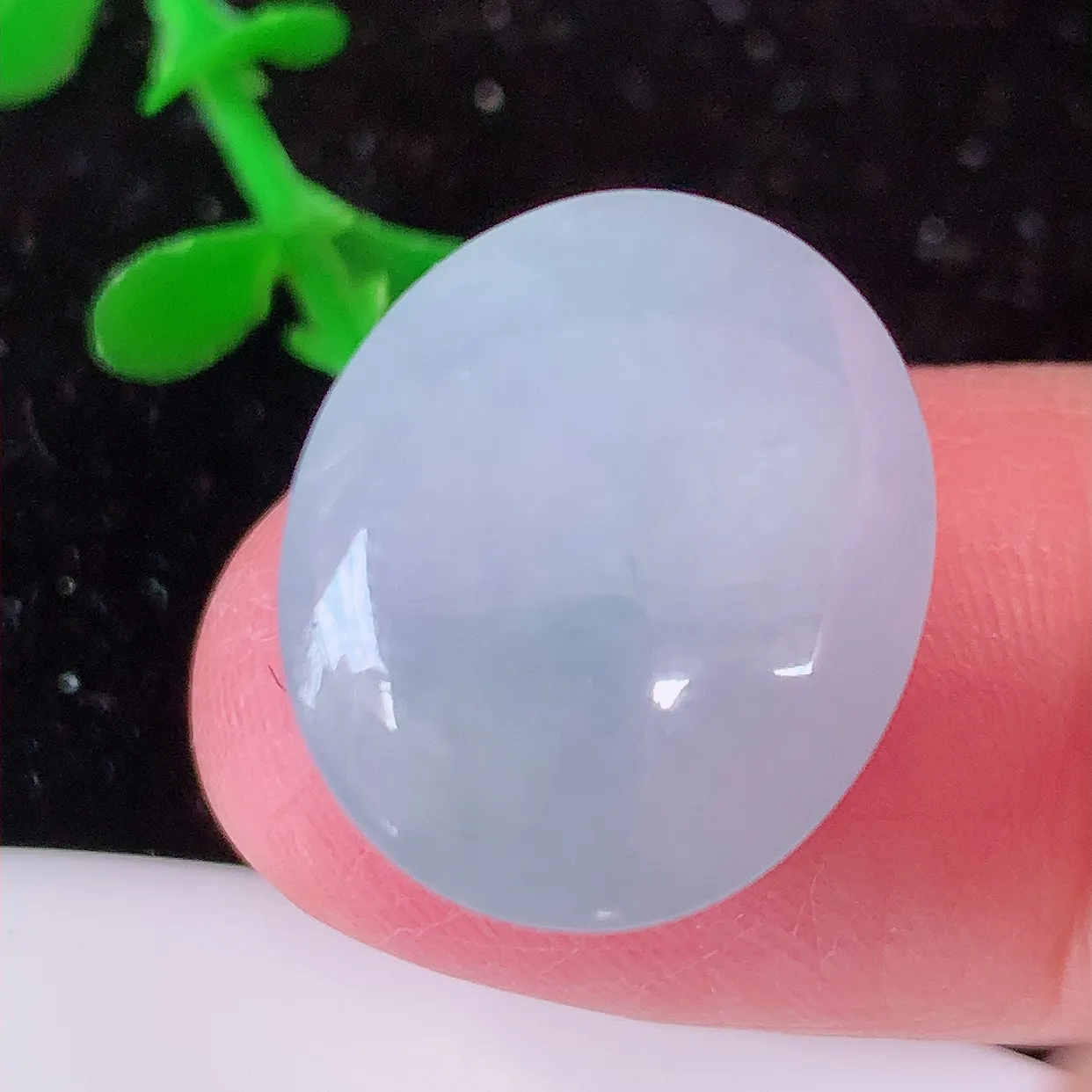 自然光实拍，大颗水润紫罗兰翡翠戒面，蛋面，翠色灵动，玉质细腻，颜色漂亮，品相佳，佩戴佳品！#00.12尺寸17*14.5*9.6mm