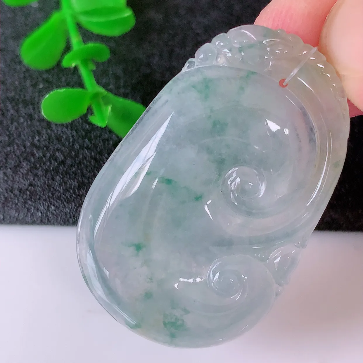 自然光实拍，冰种三彩翡翠如意吊坠，玉坠百搭又精致，寓意着吉祥，事事如意！#49.12