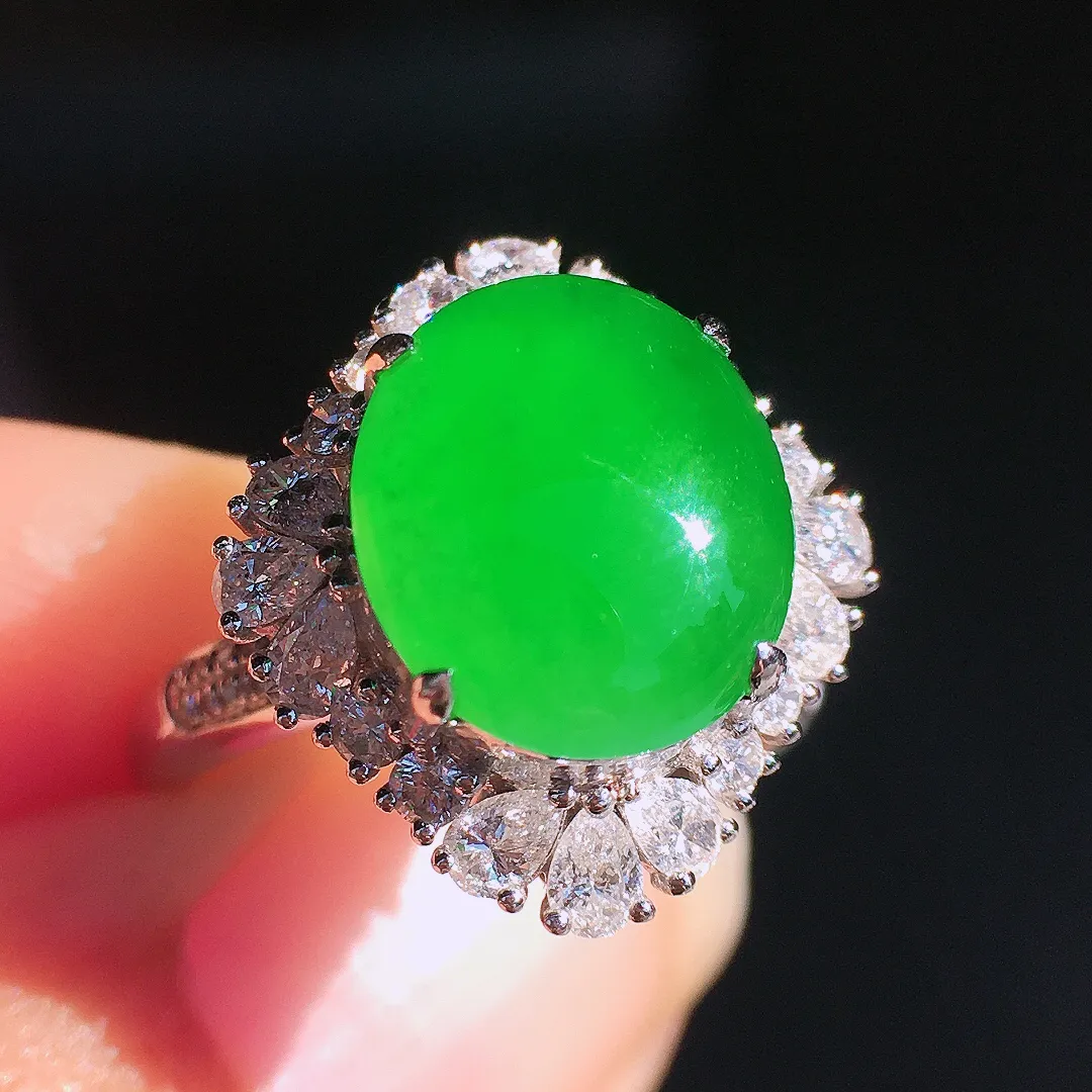 阳绿蛋面戒指，色泽均匀艳丽，玉质细腻，荧光感超
强，饱满圆润，尽显优雅气质，18k
金豪华镶嵌