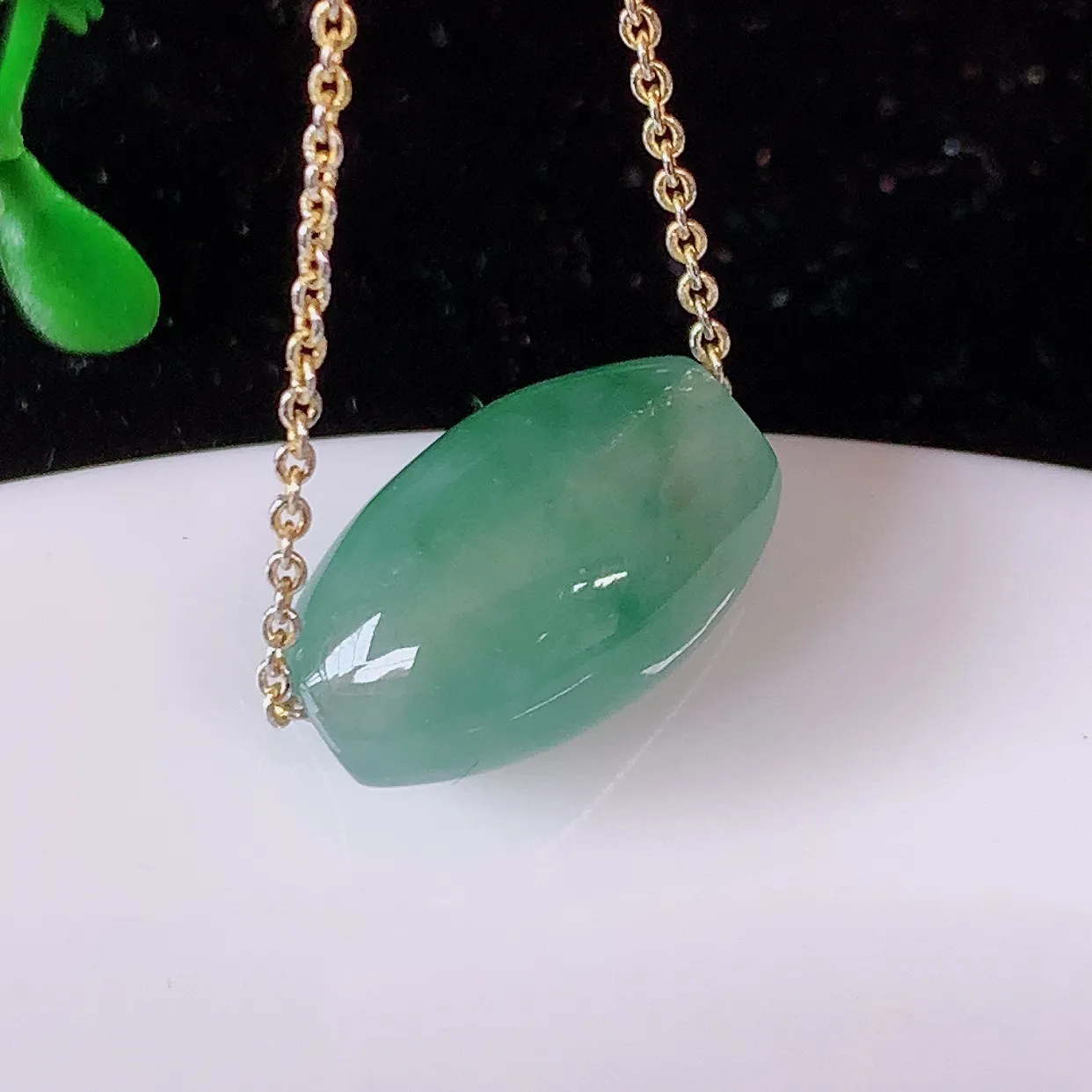 自然光实拍，冰润飘花翡翠路路通吊坠，路路畅通，种老水足，雕工精湛 ，寓意美好，佩戴时尚出众！#94.12