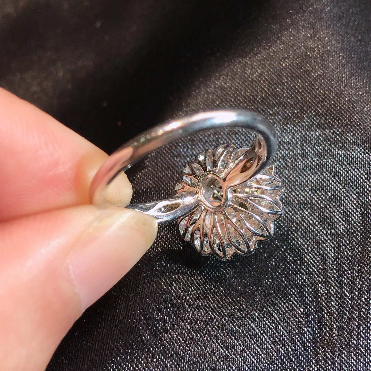 满绿蛋面戒指，颜色靓丽，水润起胶，料子清爽，18K重金豪华镶嵌钻石