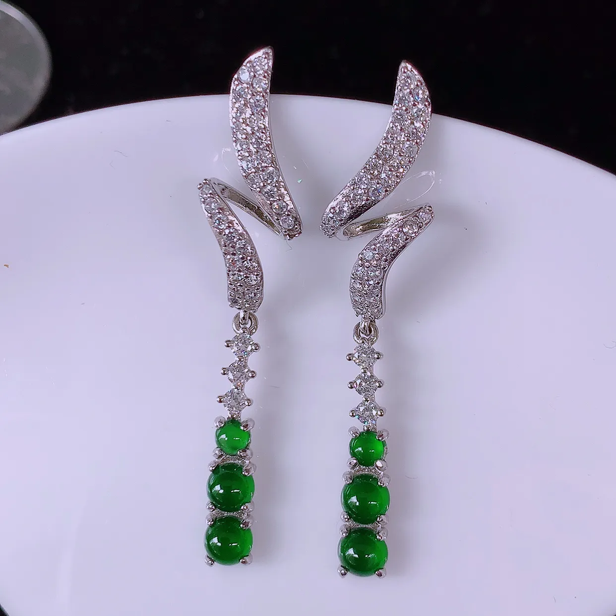 冰透满绿翡翠925银镶嵌耳坠，自然光实拍，翠色灵动，颜色漂亮，种老水足，品相佳，佩戴佳品！#98.1