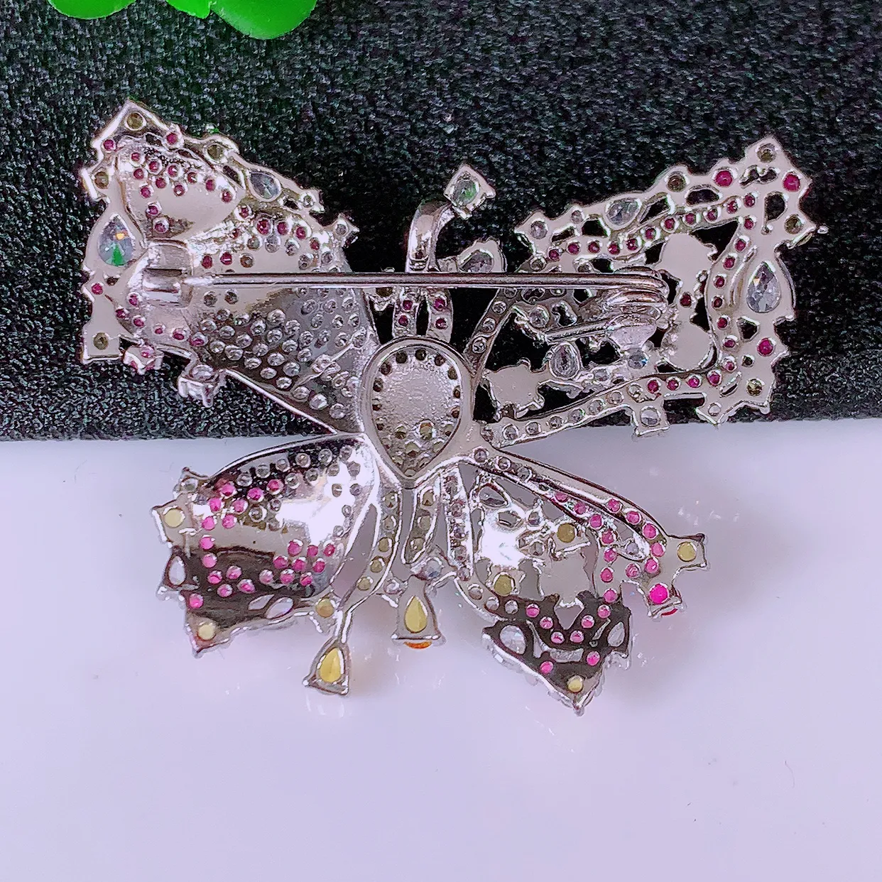 冰透满绿翡翠925银镶嵌蝴蝶胸针，自然光实拍，翠色灵动，颜色漂亮，种老水足，品相佳，佩戴佳品！#98.12整体39*28.5*6.5裸石2*2