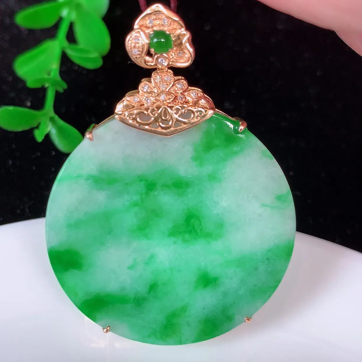 自然光实拍，18K金镶嵌水润飘绿翡翠平安无事牌吊坠，平平安安，无事牌翠色灵动，佩戴平安时尚！#00.12整体46*33.5*5.6裸裸33.5*33.5