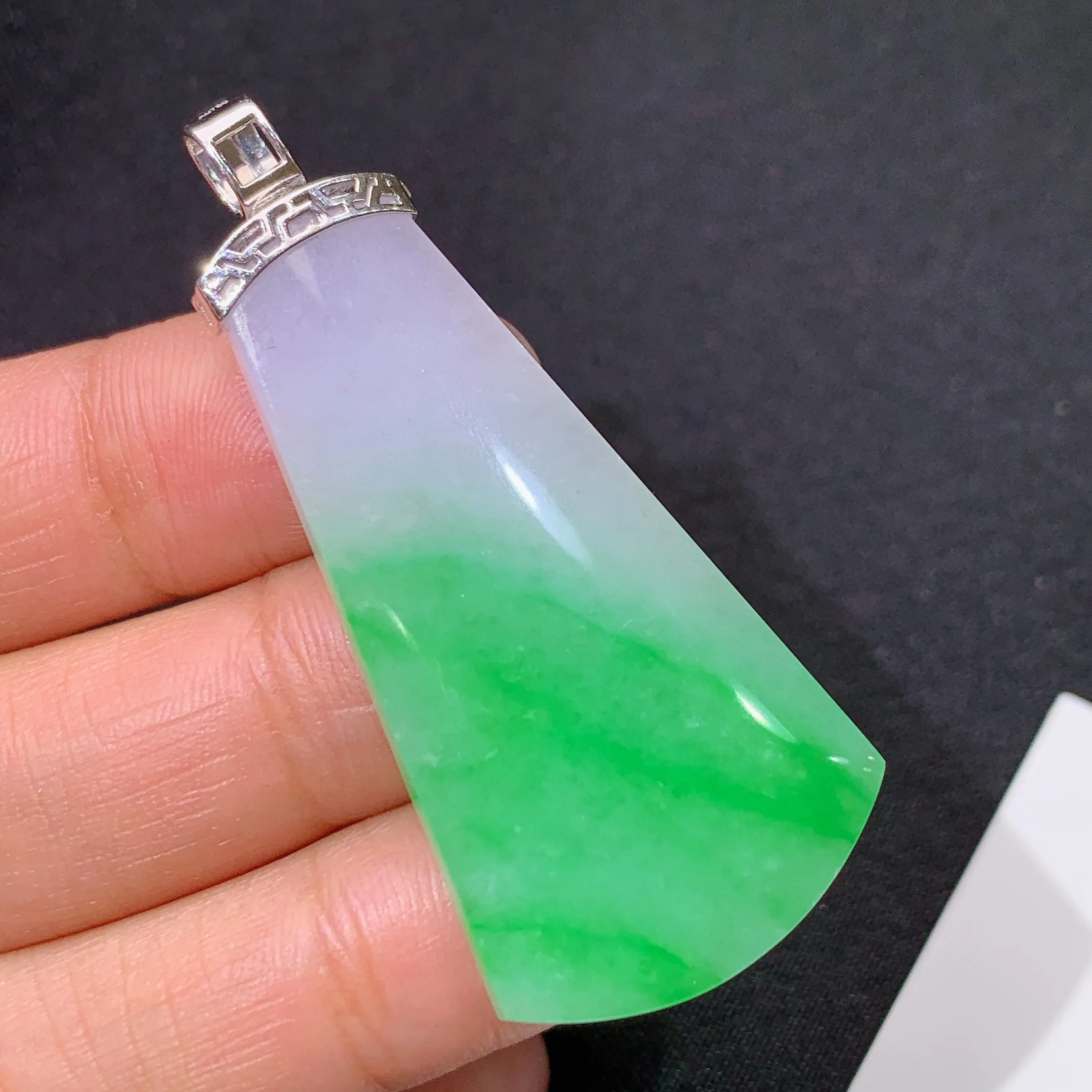 冰飘绿无事牌吊坠，18k金镶嵌，冰润色阳，玉质细腻，种水足，整体尺寸50.5*23*4.9