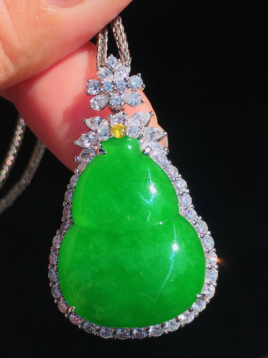 阳绿葫芦吊坠，色泽均匀艳丽，玉质细腻，荧光感超
强，饱满圆润，尽显优雅气质，18k
金豪华镶嵌