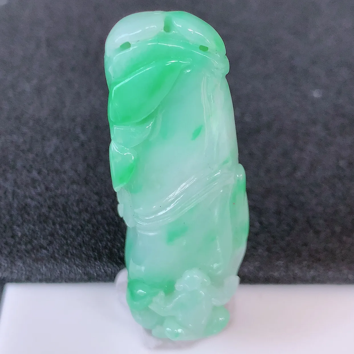 自然光实拍，冰润飘绿翡翠竹节吊坠。竹节寓意“节节高，官运亨通，前程似锦，水润莹泽，清秀高雅，佩戴精美！#57.12