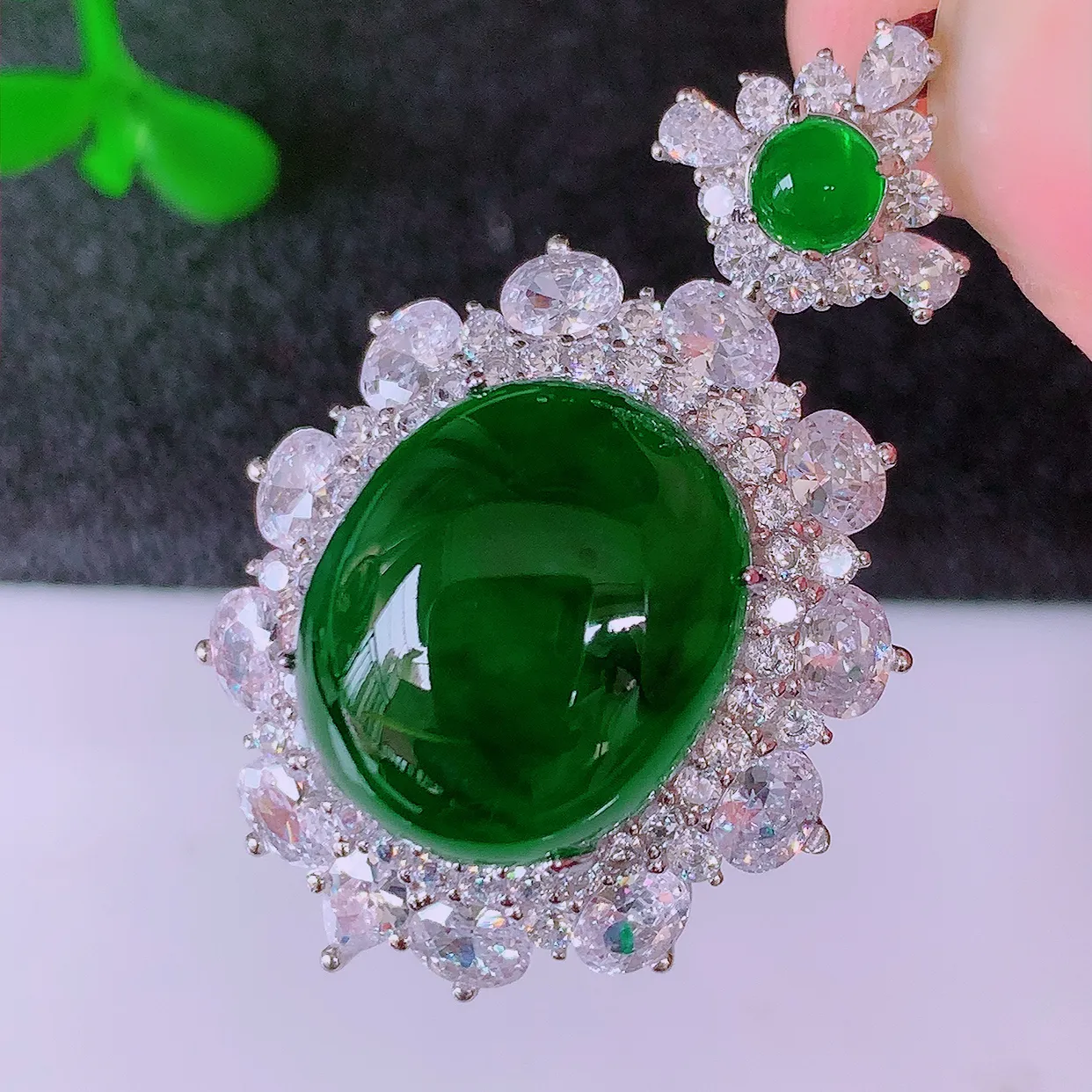 大颗冰透满绿翡翠蛋面925银镶嵌吊坠，自然光实拍，翠色灵动，颜色漂亮，种老水足，品相佳，佩戴佳品！#