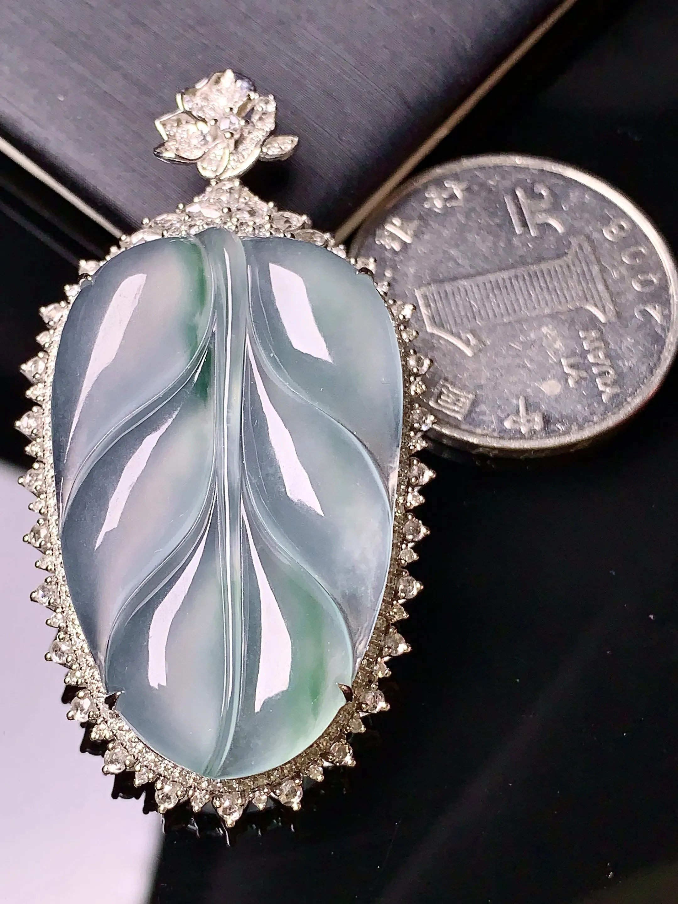 18k金钻镶嵌冰种飘绿树叶吊坠 玉质细腻 色泽清新艳丽 整体尺寸50.5*27.5*10