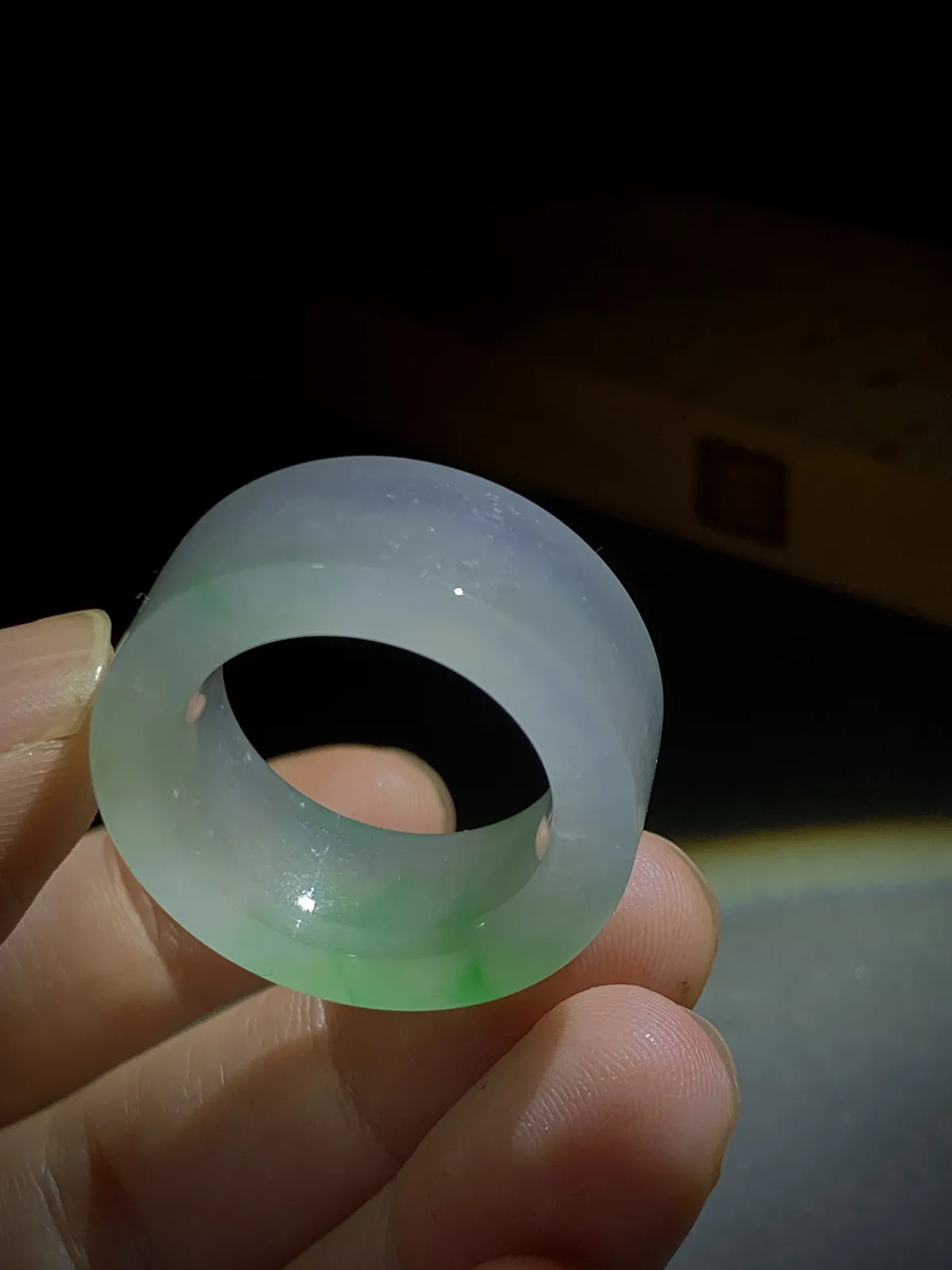 绿花宽版扳指，指环，圈戒，
内径28-宽11.8-厚5.2mm，23#，
15.25g