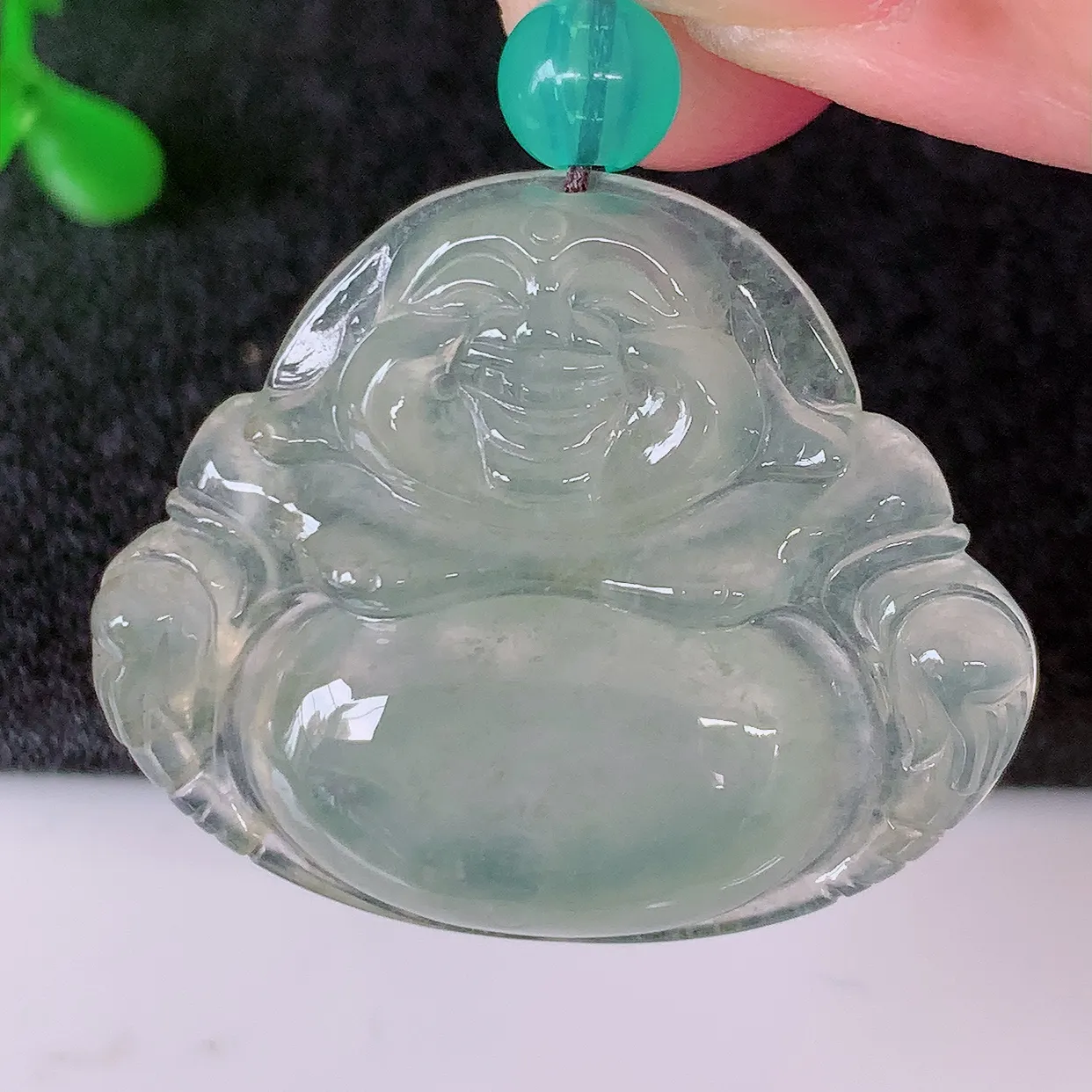自然光实拍，冰种翡翠佛公吊坠，饱满， 佛公亦保平安，寓意有福（佛公）相伴，品相佳，配戴优雅迷人！#41.12