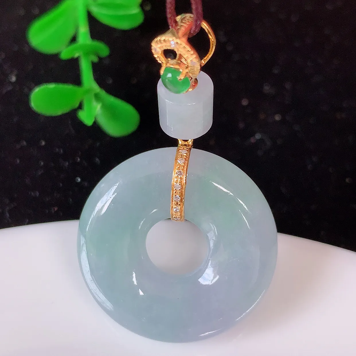 自然光实拍，18K金镶嵌水润春带彩翡翠平安扣吊坠，玉扣，冰润光泽，寓意平平安安，平安扣佩戴时尚漂亮！