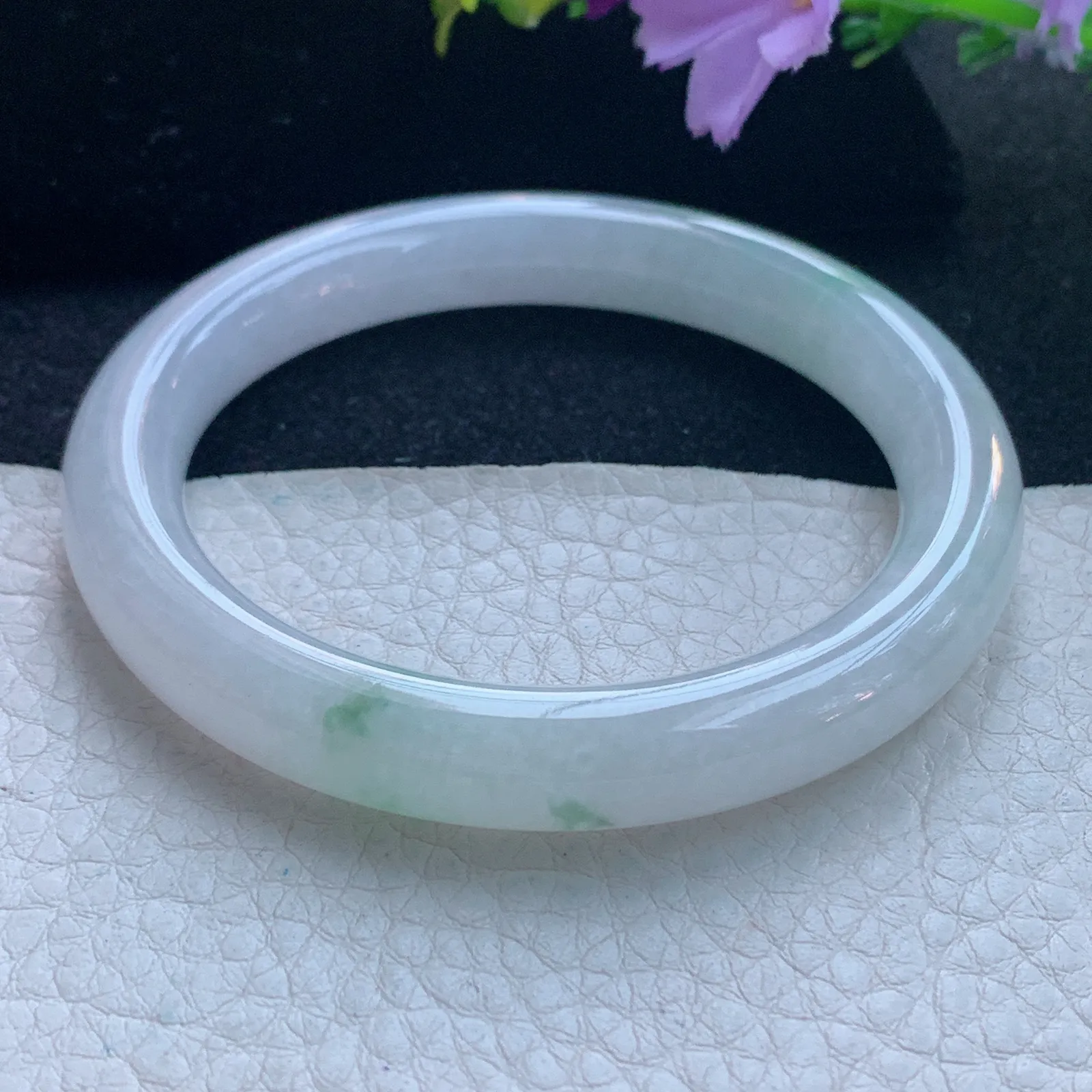 n自然光53.8*9.3*8.8美人镯 缅甸翡翠玉手镯飘绿花圆条玉手环