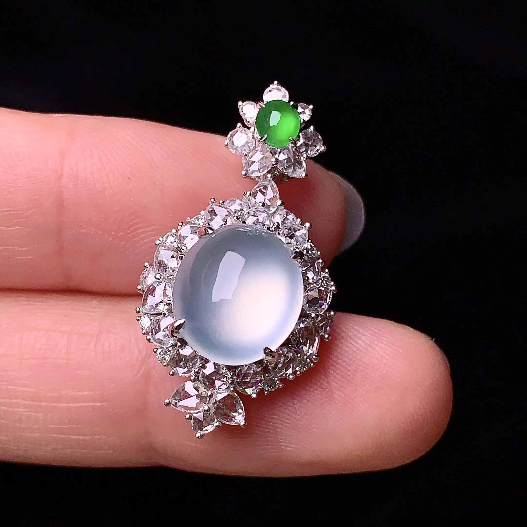 18k金钻镶嵌冰种蛋面吊坠 玉质细腻 色泽清新艳丽 整体尺寸28.2*15.2*10.3