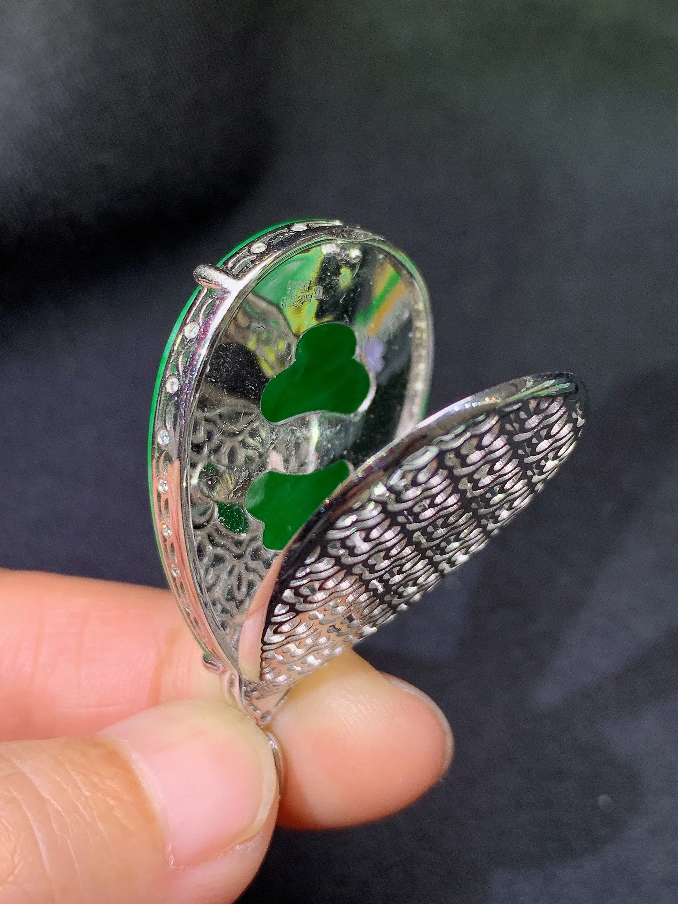 冰阳绿水滴吊坠，18k金镶嵌，冰润色阳，玉质细腻，种水足，整体尺寸43.6*24*6.3