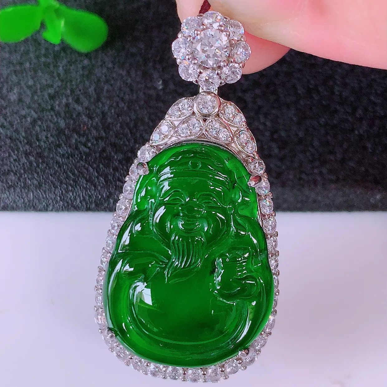 冰透满绿翡翠925银镶嵌财神爷吊坠，自然光实拍，翠色灵动，颜色漂亮，种老水足，品相佳，佩戴佳品！#98.12整体38.5*19.5*8.5裸石23*17.5