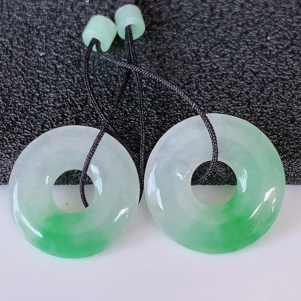 自然光实拍，冰种飘绿翡翠一对平安扣耳坠，翠色灵动，玉质细腻，颜色漂亮，品相佳，佩戴佳品！配银线 #5
