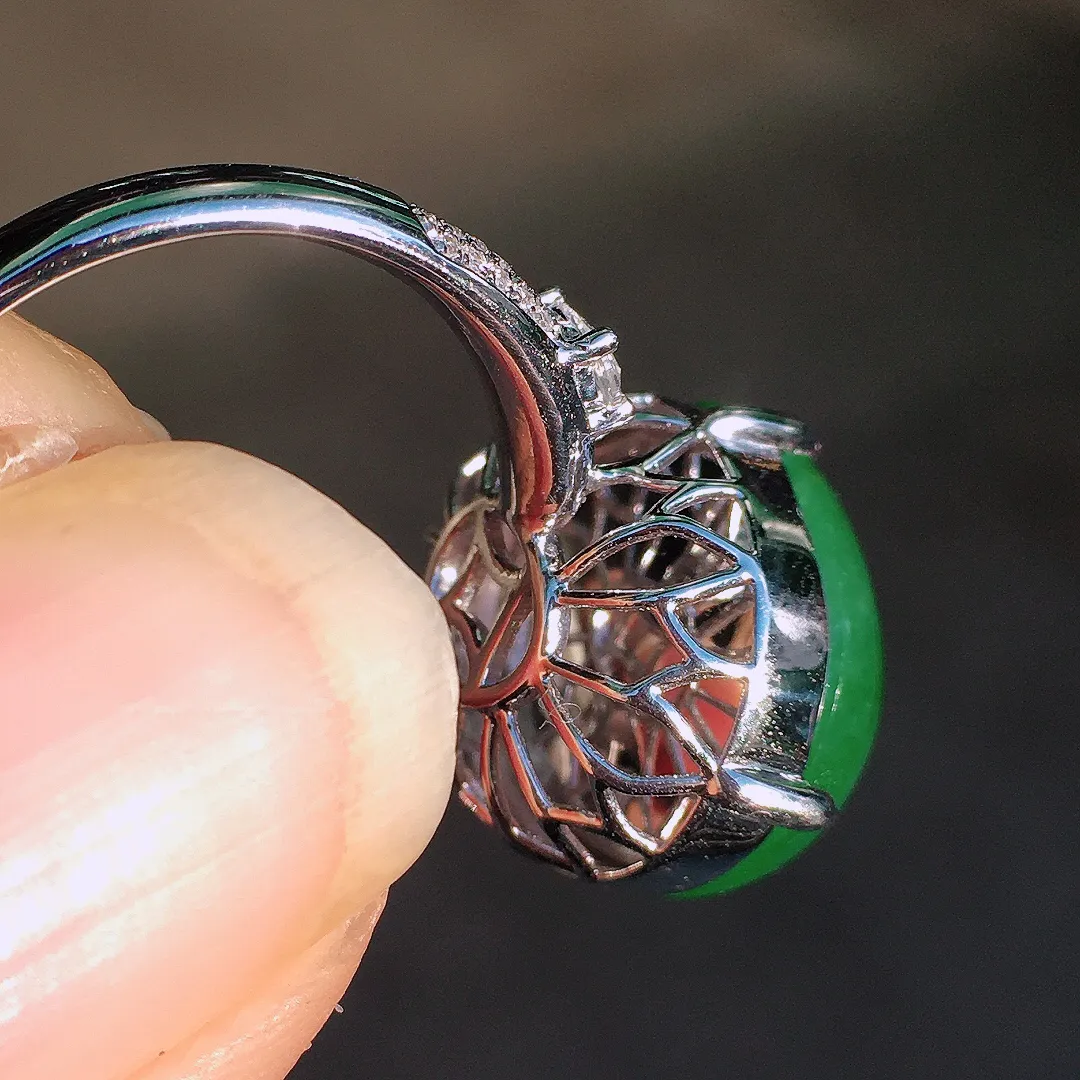 阳绿蛋面戒指，色泽均匀艳丽，玉质细腻，荧光感超
强，饱满圆润，尽显优雅气质，18k
金豪华镶嵌