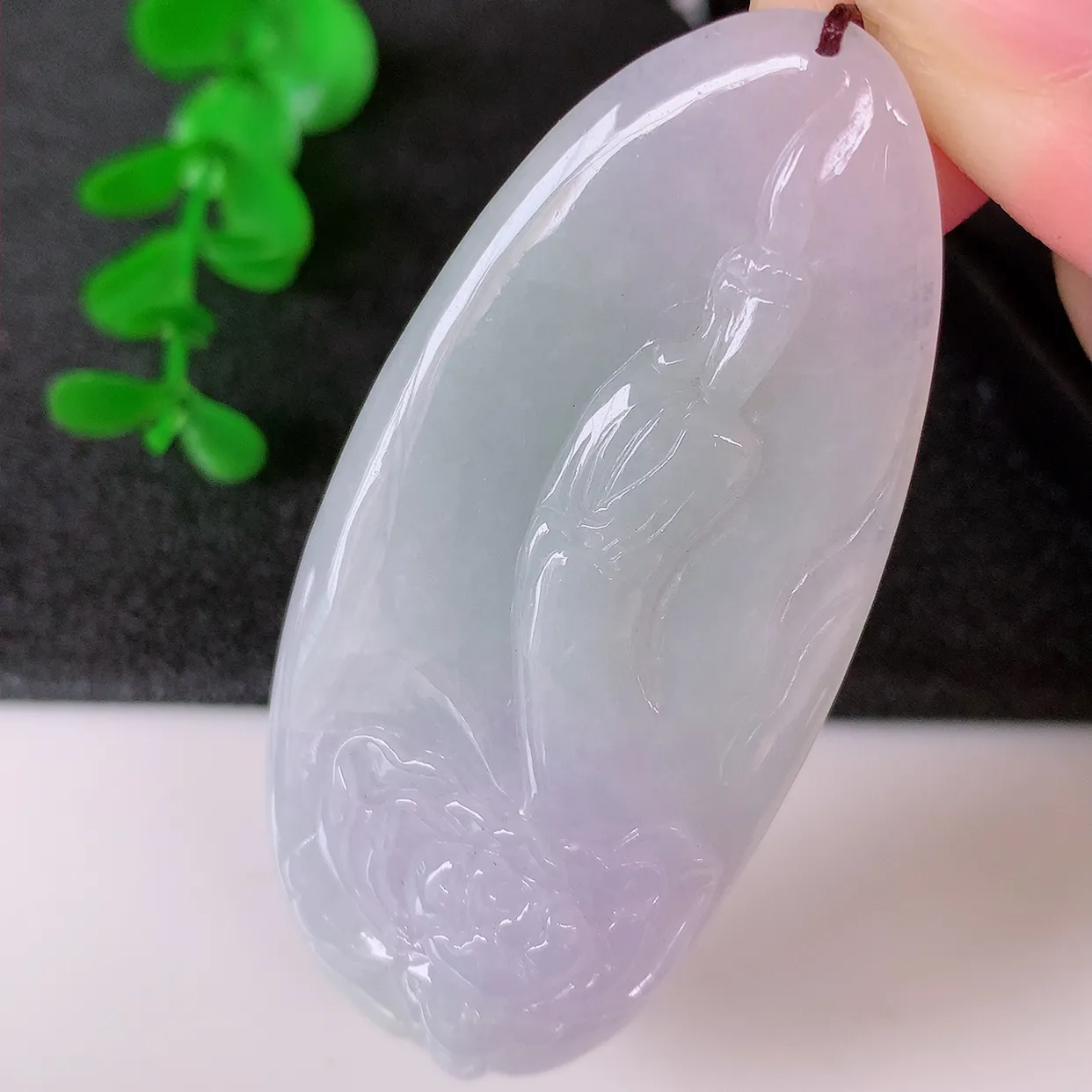 自然光实拍，冰润春带彩翡翠无相观音菩萨吊坠，赐福观音，玉润通透，慈祥端庄！#41.12