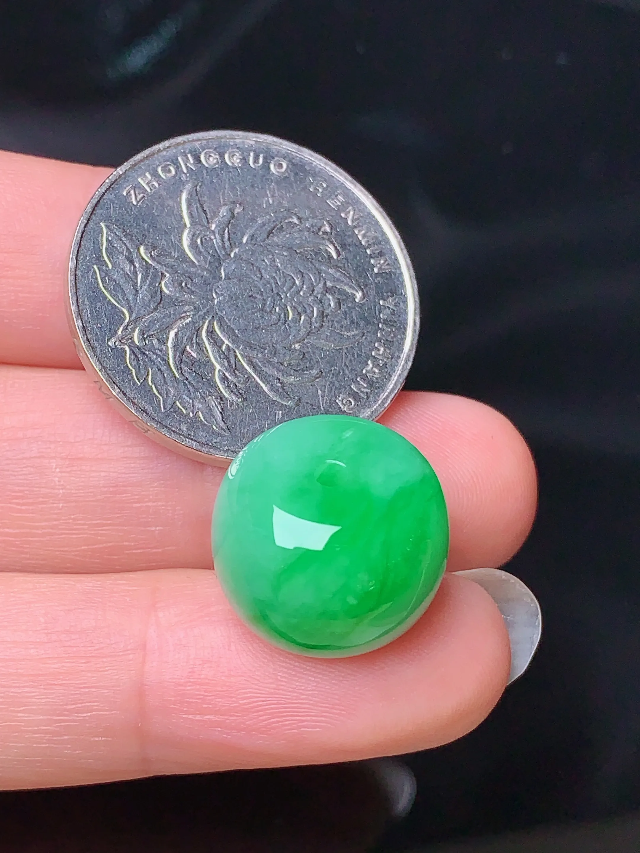 翠绿路路通吊坠 玉质细腻 色泽清新艳丽 整体尺寸15.2*15.2*11.8