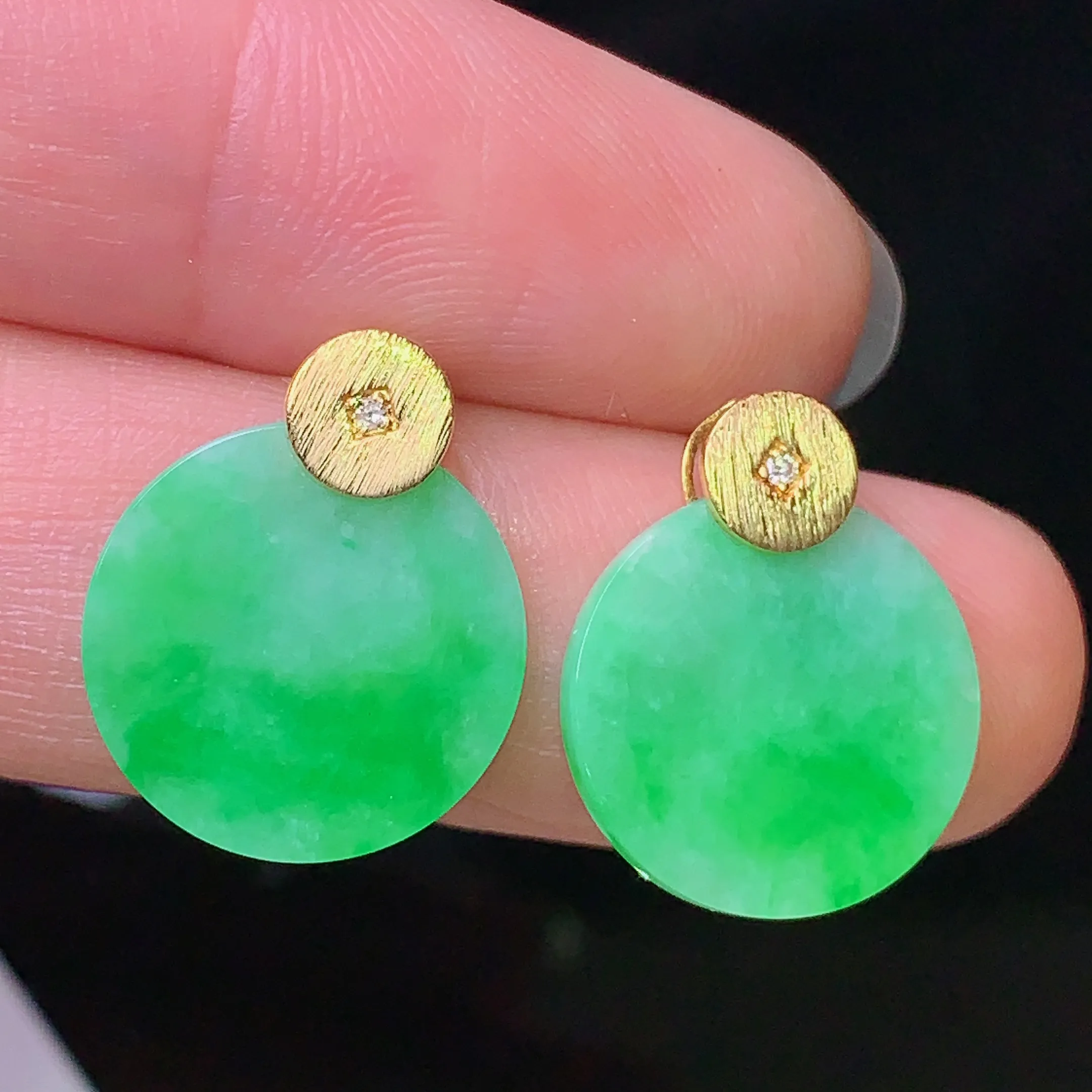 18k金镶嵌翠绿圆牌耳钉 玉质细腻 色泽清新艳丽 整体尺寸16.7*13.6*2