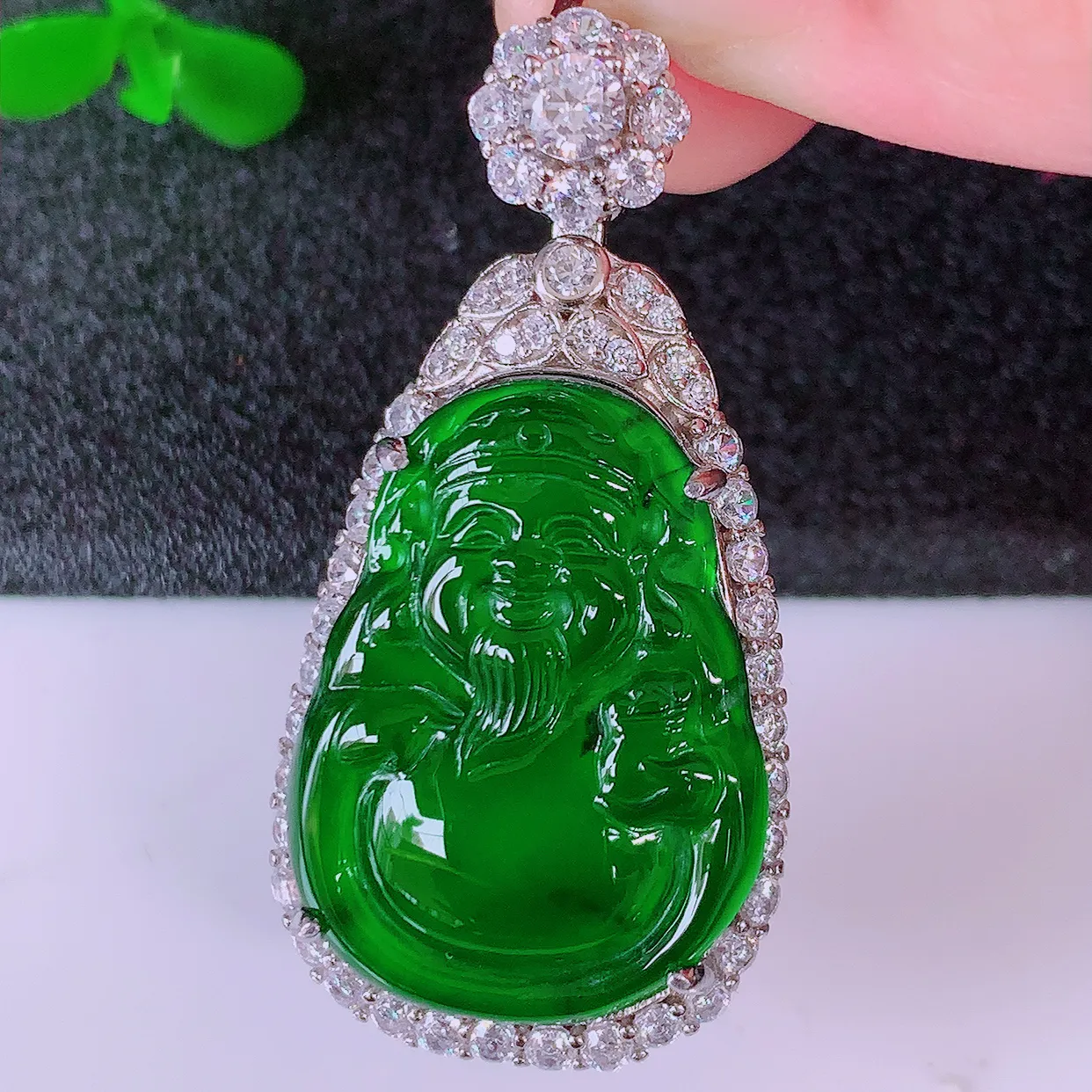 冰透满绿翡翠925银镶嵌财神爷吊坠，自然光实拍，翠色灵动，颜色漂亮，种老水足，品相佳，佩戴佳品！#9