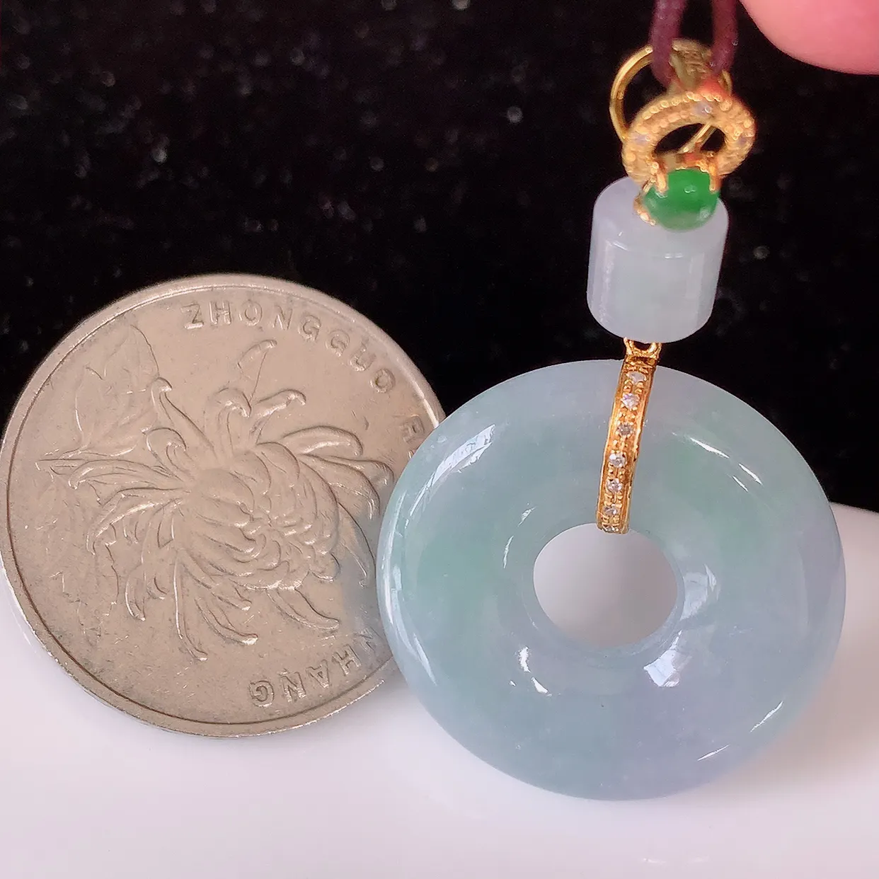 自然光实拍，18K金镶嵌水润春带彩翡翠平安扣吊坠，玉扣，冰润光泽，寓意平平安安，平安扣佩戴时尚漂亮！#00.12整体38.5-23-6.6裸石23*23