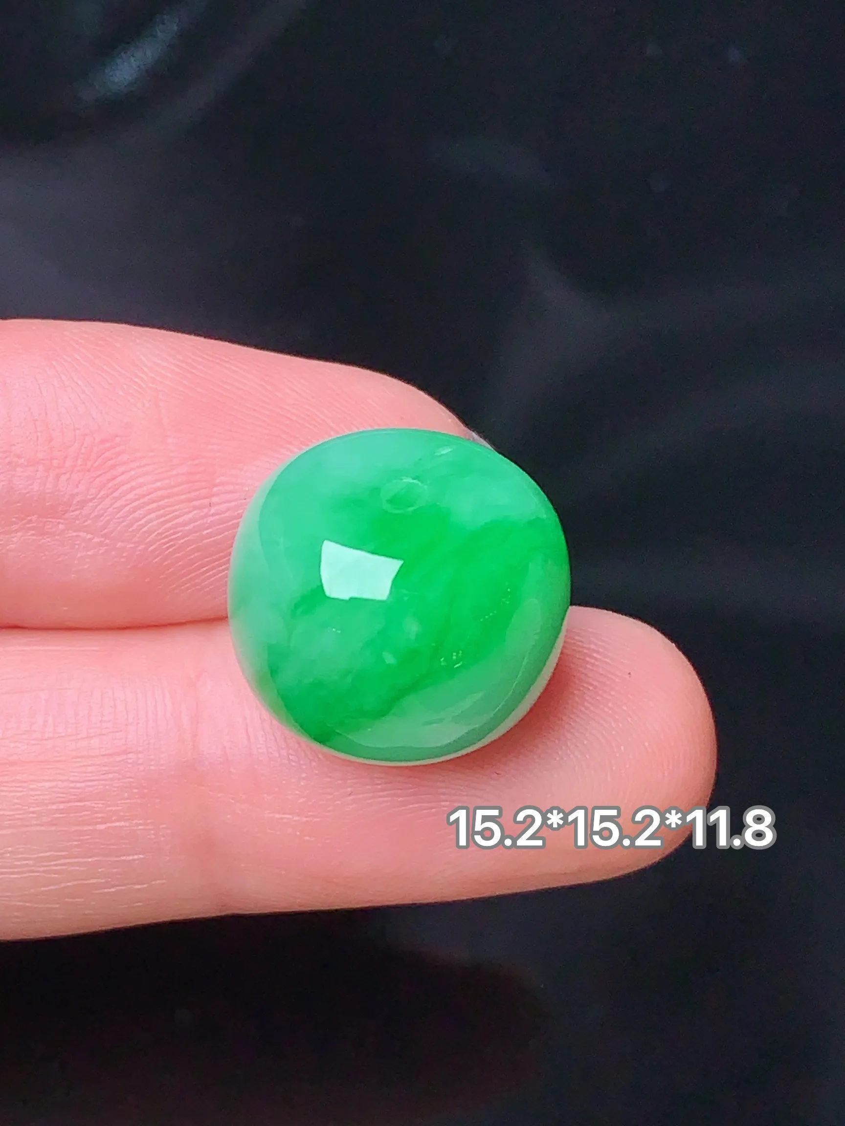 翠绿路路通吊坠 玉质细腻 色泽清新艳丽 整体尺寸15.2*15.2*11.8