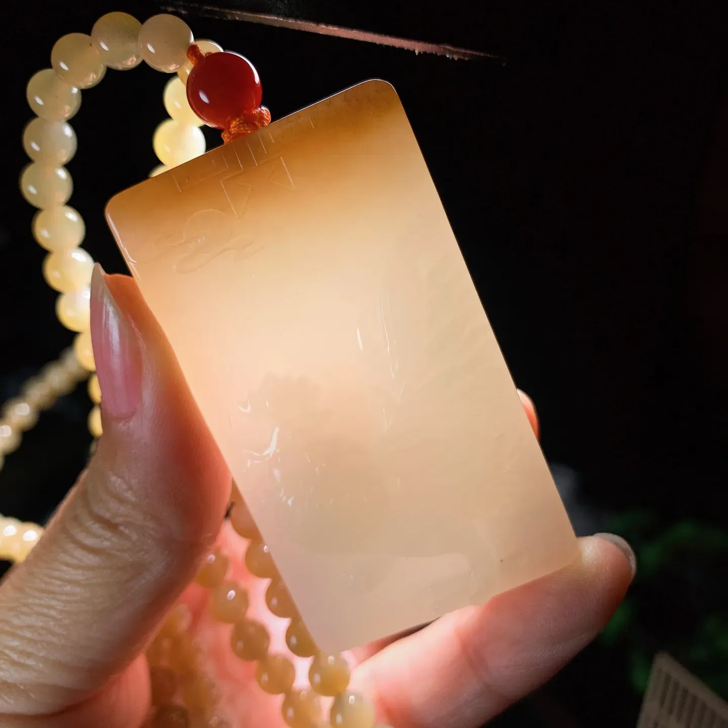 新疆和田玉且末糖生肖鸡牌子挂件。尺寸58/33/11重84.5克。玉质细腻油润。手推出油。佩戴高端典雅。lt251115