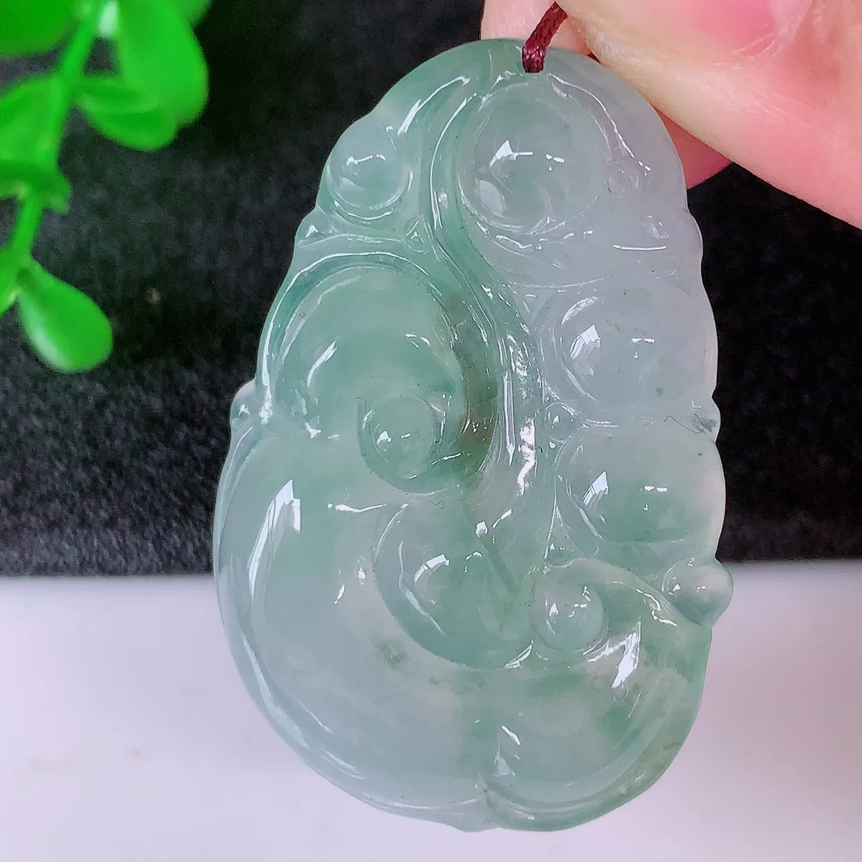 自然光实拍，冰种飘绿翡翠如意吊坠，冰透，翠色灵动，饱满，万事如意，如意一生，配戴精美！#01.12