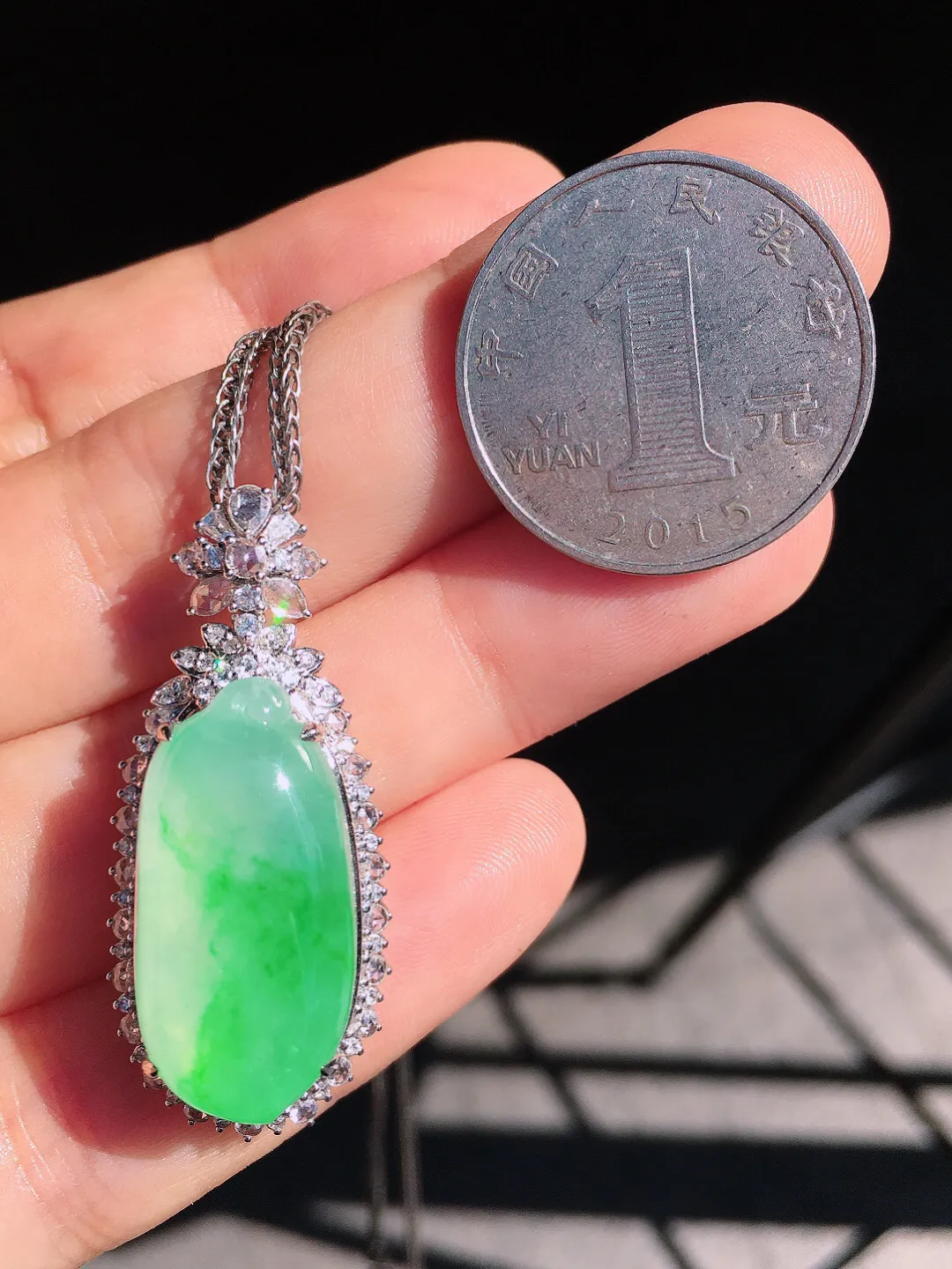 飘绿福瓜吊坠，色泽艳丽，玉质细腻，荧光感超
强，饱满圆润，尽显优雅气质，18k
金豪华镶嵌