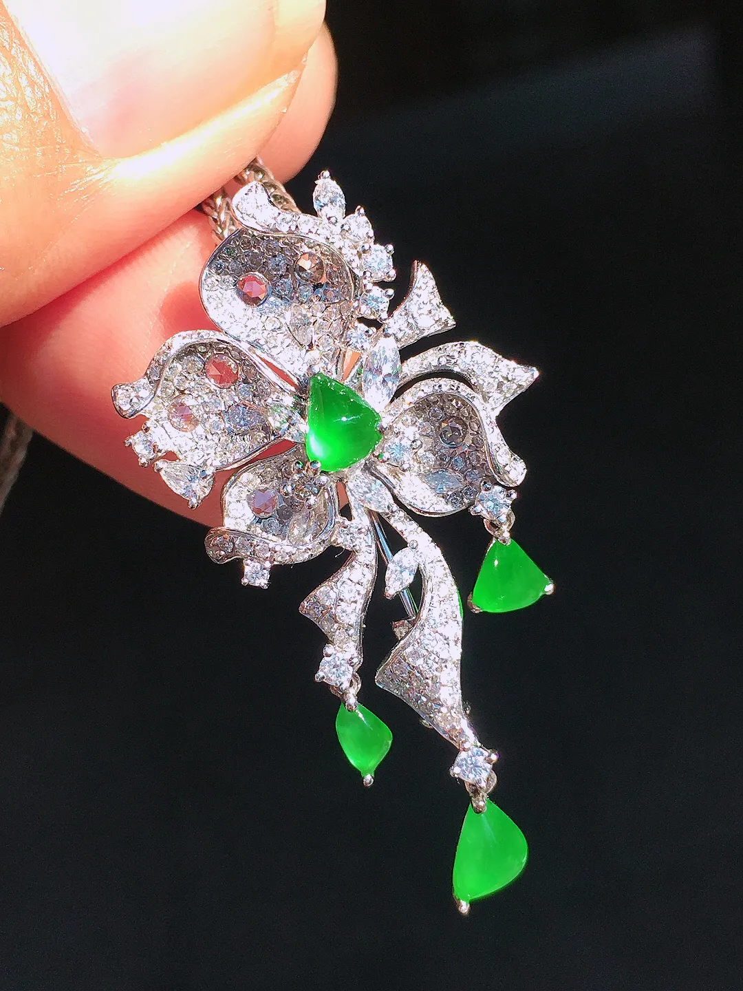 阳绿水滴胸针/吊坠两用款，色泽均匀艳丽，玉质细腻，荧光感超
强，饱满圆润，尽显优雅气质，18k
金豪