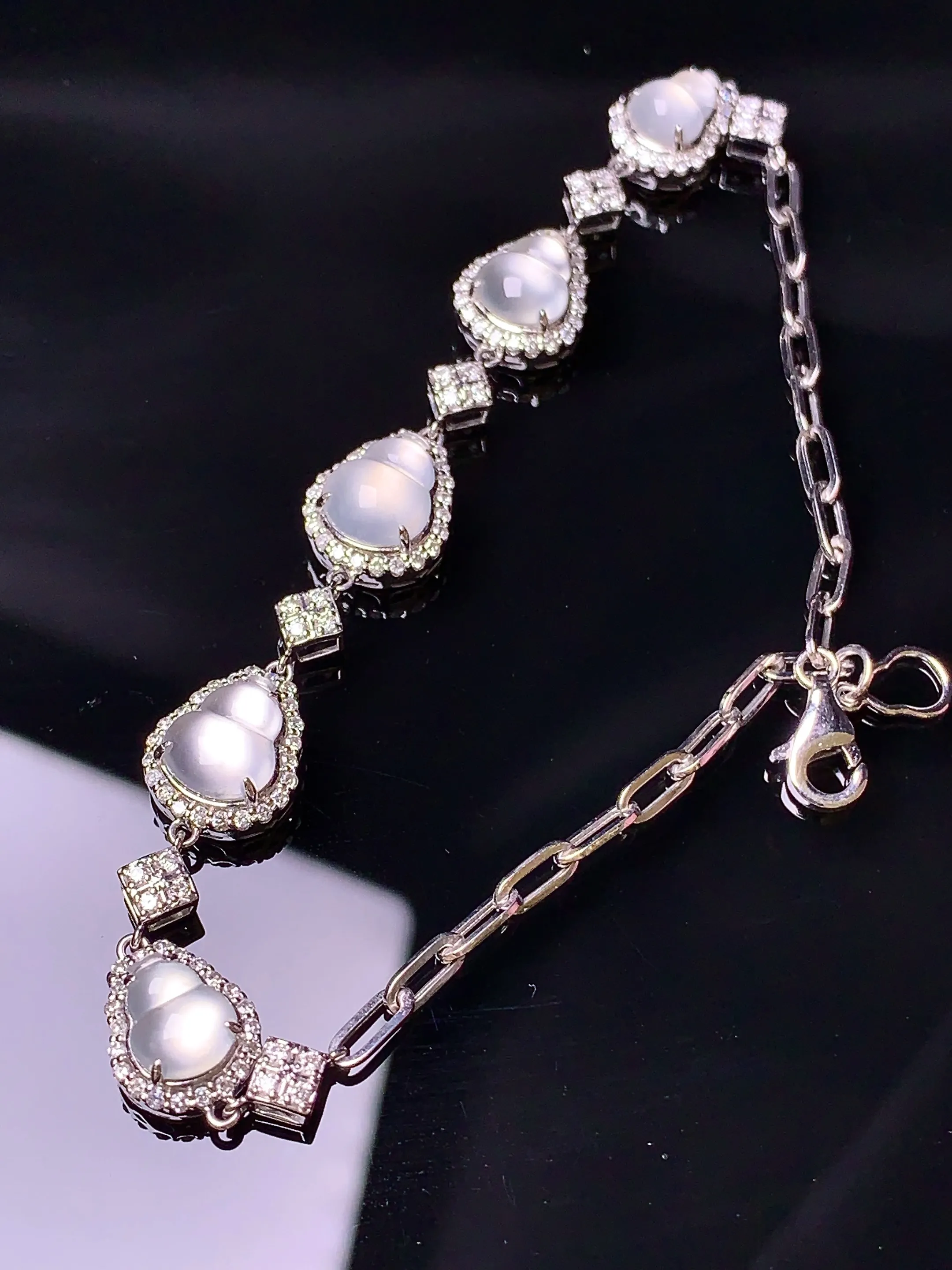 18k金钻镶嵌冰种葫芦手链 玉质细腻 色泽清新艳丽 整体尺寸87.3*8.8*6