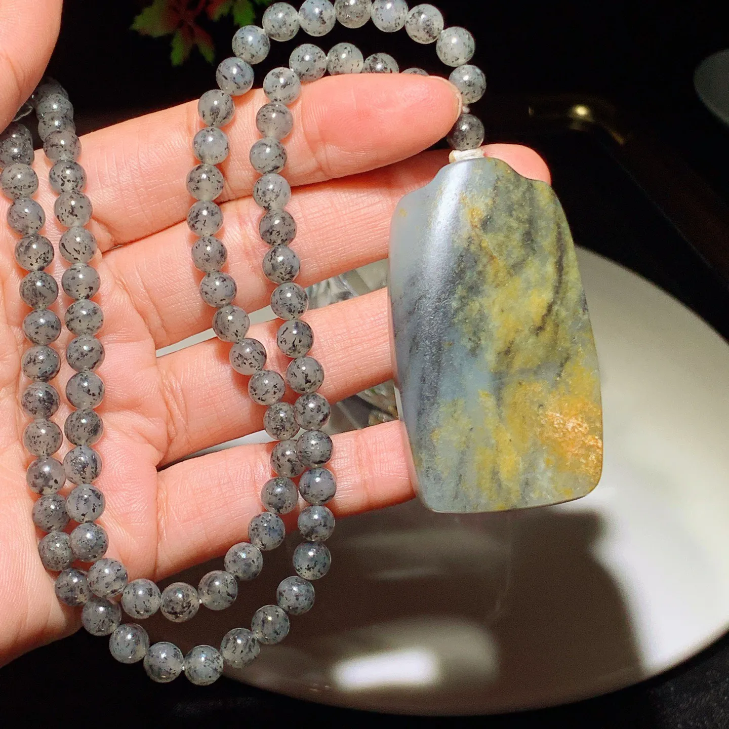 新疆和田玉籽料青花平安无事牌挂件。尺寸55/32/12重83.6克。玉质细腻油润。手推出油。佩戴高端典雅。lt251115