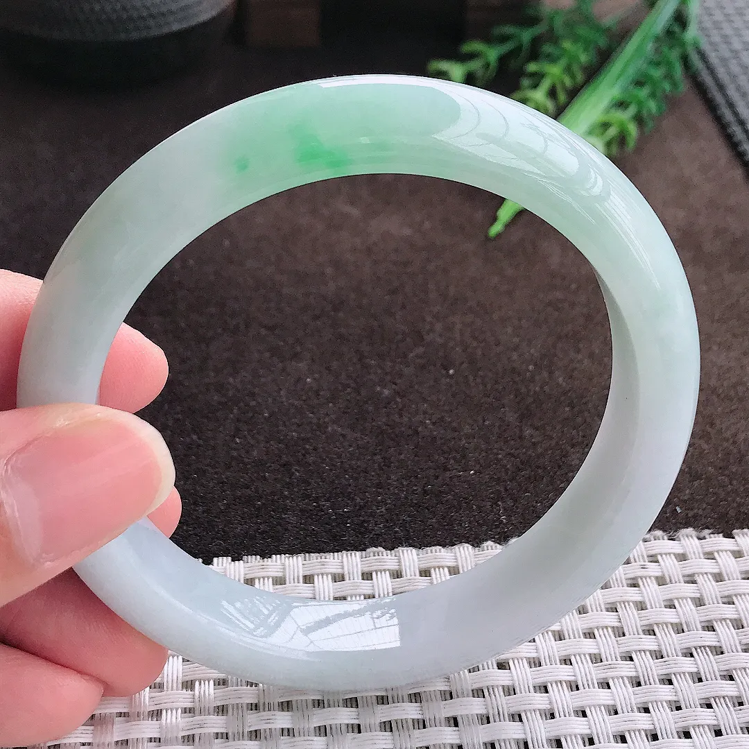 天然a货翡翠61.5/12.5/8:老坑冰润飘绿大圈口手镯宽边翡翠玉手镯