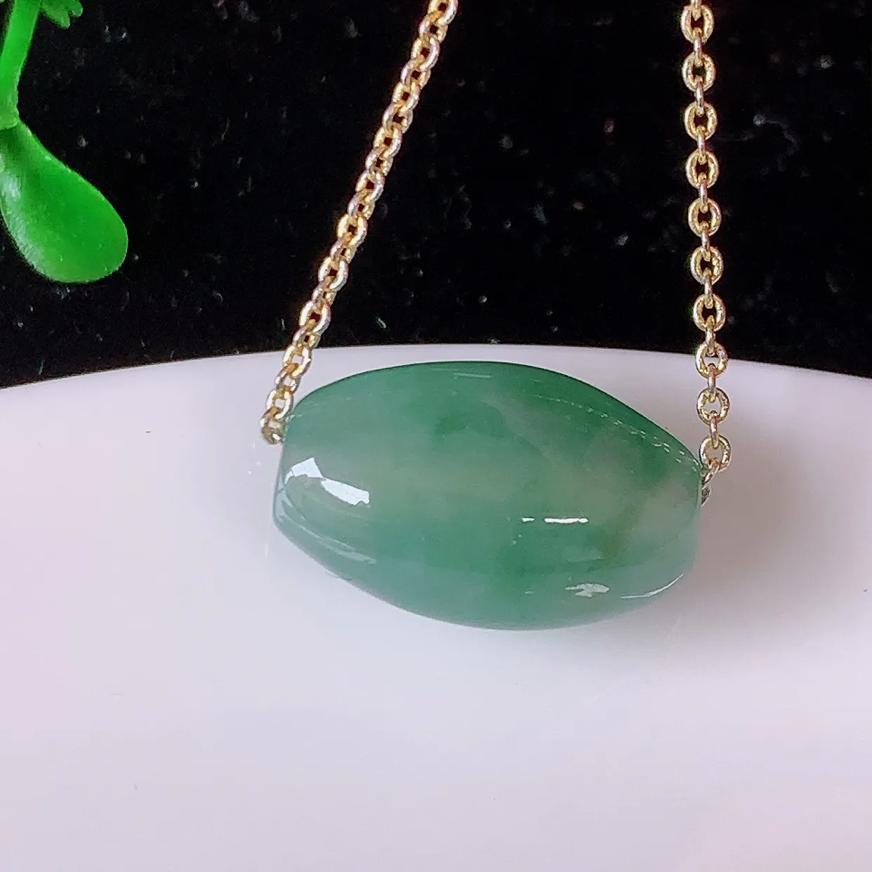 自然光实拍，冰润飘花翡翠路路通吊坠，路路畅通，种老水足，雕工精湛 ，寓意美好，佩戴时尚出众！#94.12