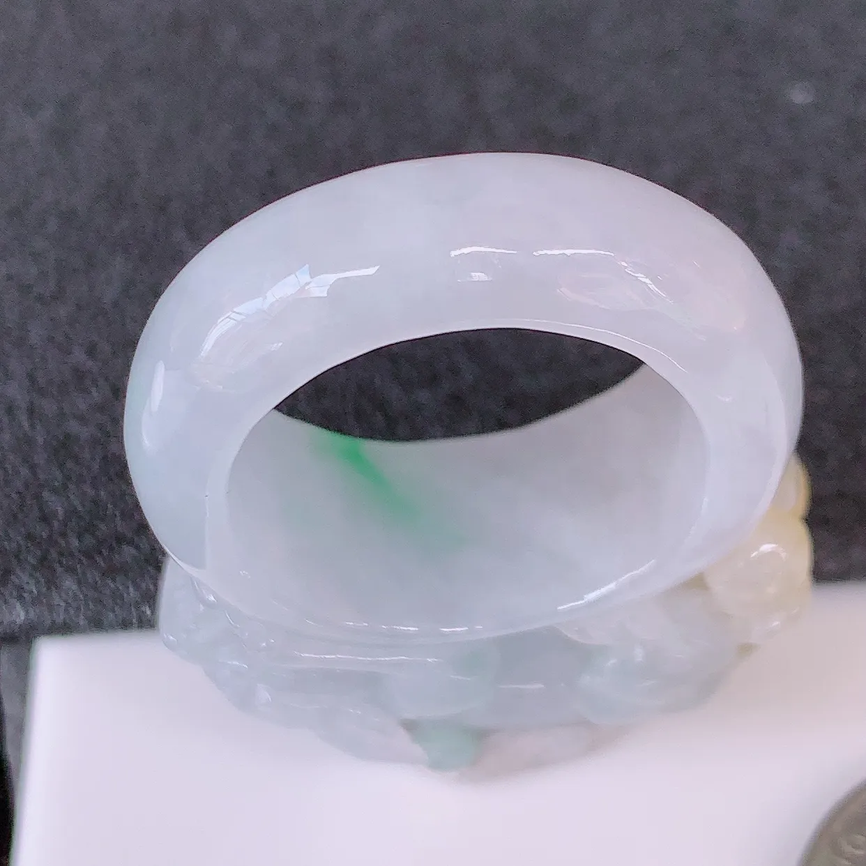 自然光实拍，黄加绿翡翠貔貅扳指，21mm内径三彩翡翠扳指，冰润指环，玉扳指，戒指，财源滚滚，玉质细腻起胶，26圈口，种水好！#1.12尺寸41.5-21.2-11-16.8mm