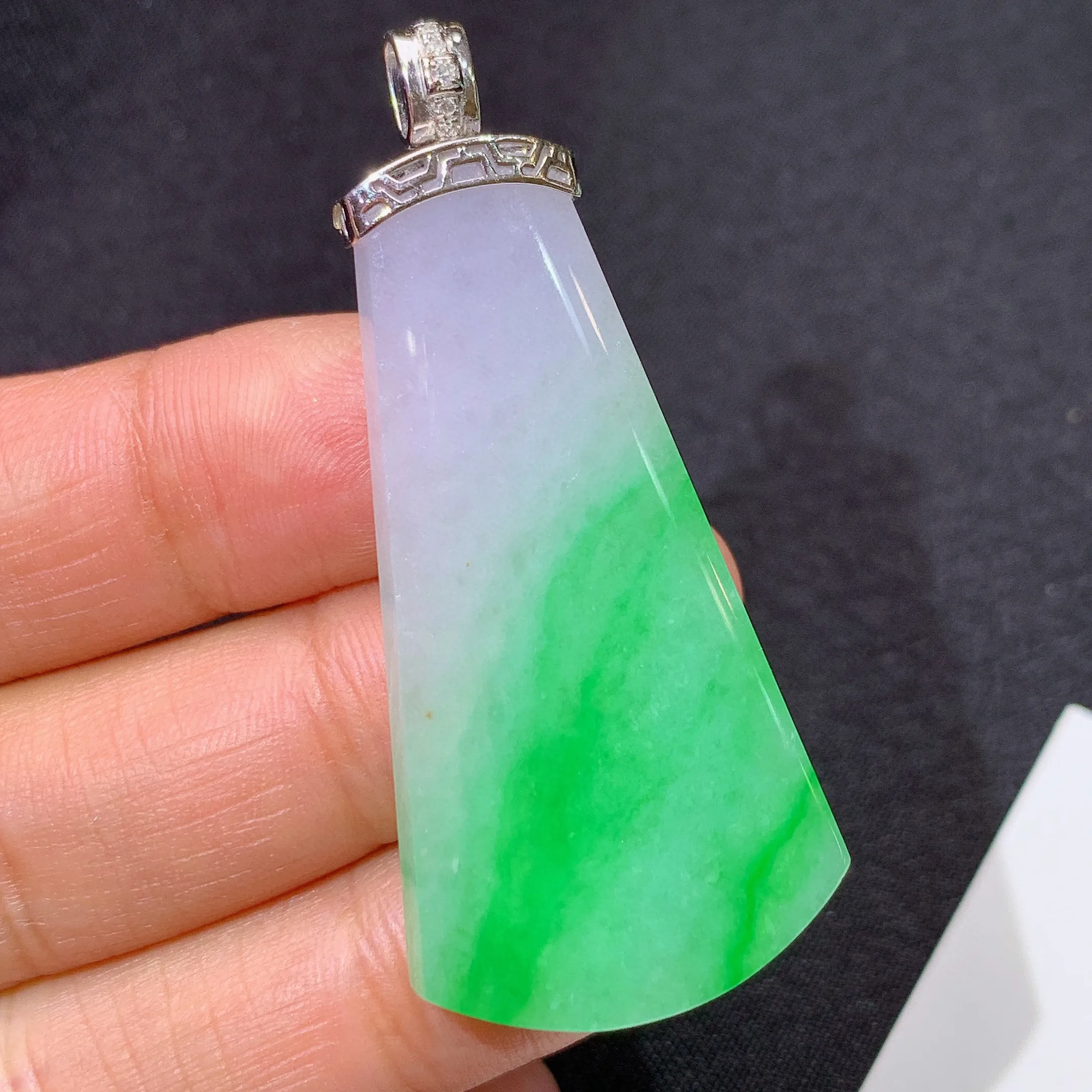 冰飘绿无事牌吊坠，18k金镶嵌，冰润色阳，玉质细腻，种水足，整体尺寸50.5*23*4.9