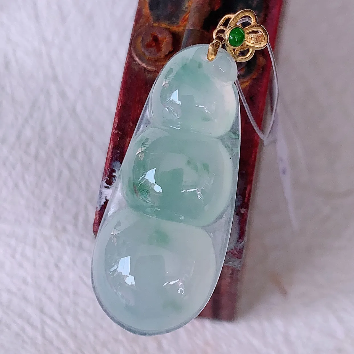 18K金镶嵌冰种飘花翡翠四季豆吊坠，平安豆福豆玉坠，冰润通透，豆粒饱满，寓意：豆蔻年华！#49.12