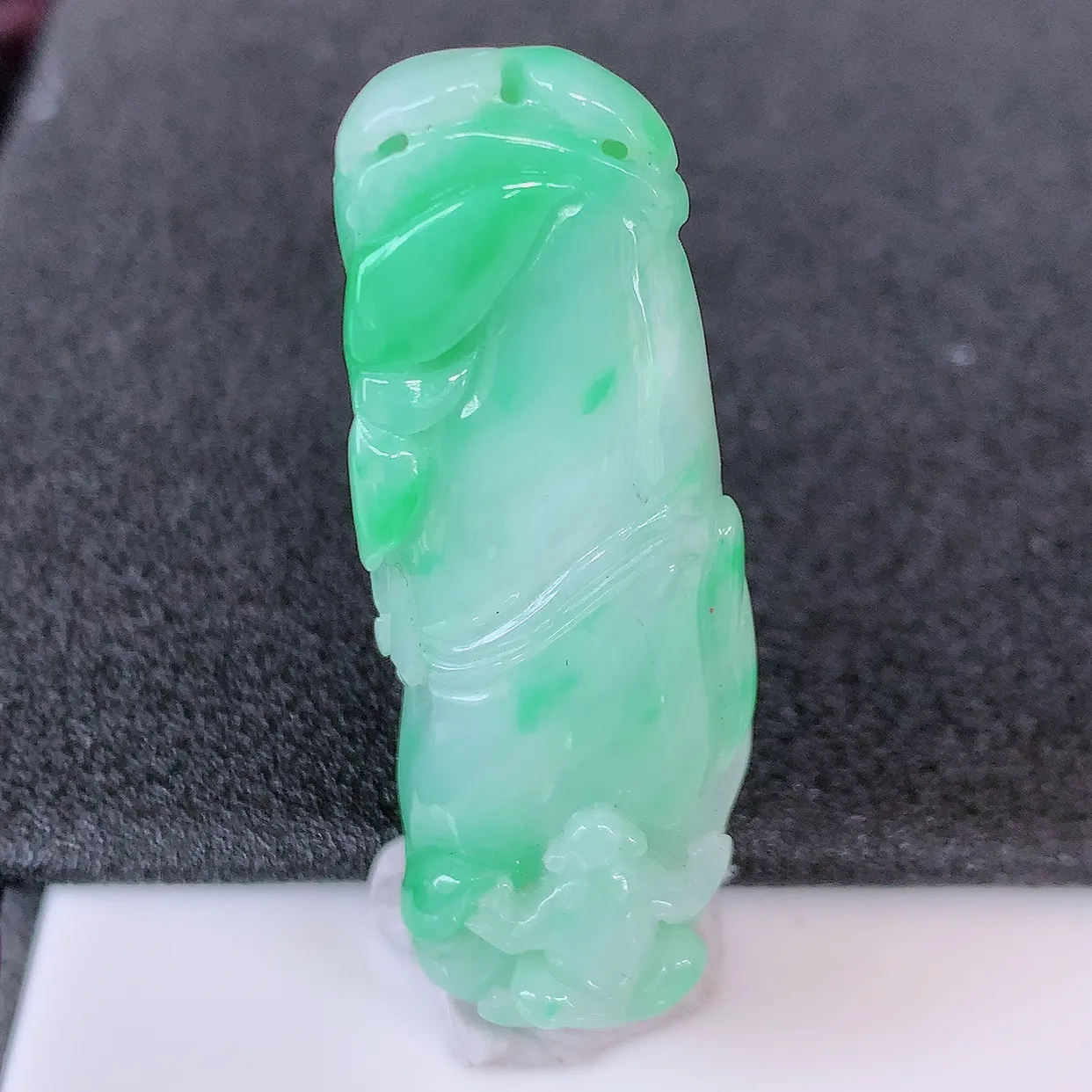 自然光实拍，冰润飘绿翡翠竹节吊坠。竹节寓意“节节高，官运亨通，前程似锦，水润莹泽，清秀高雅，佩戴精美