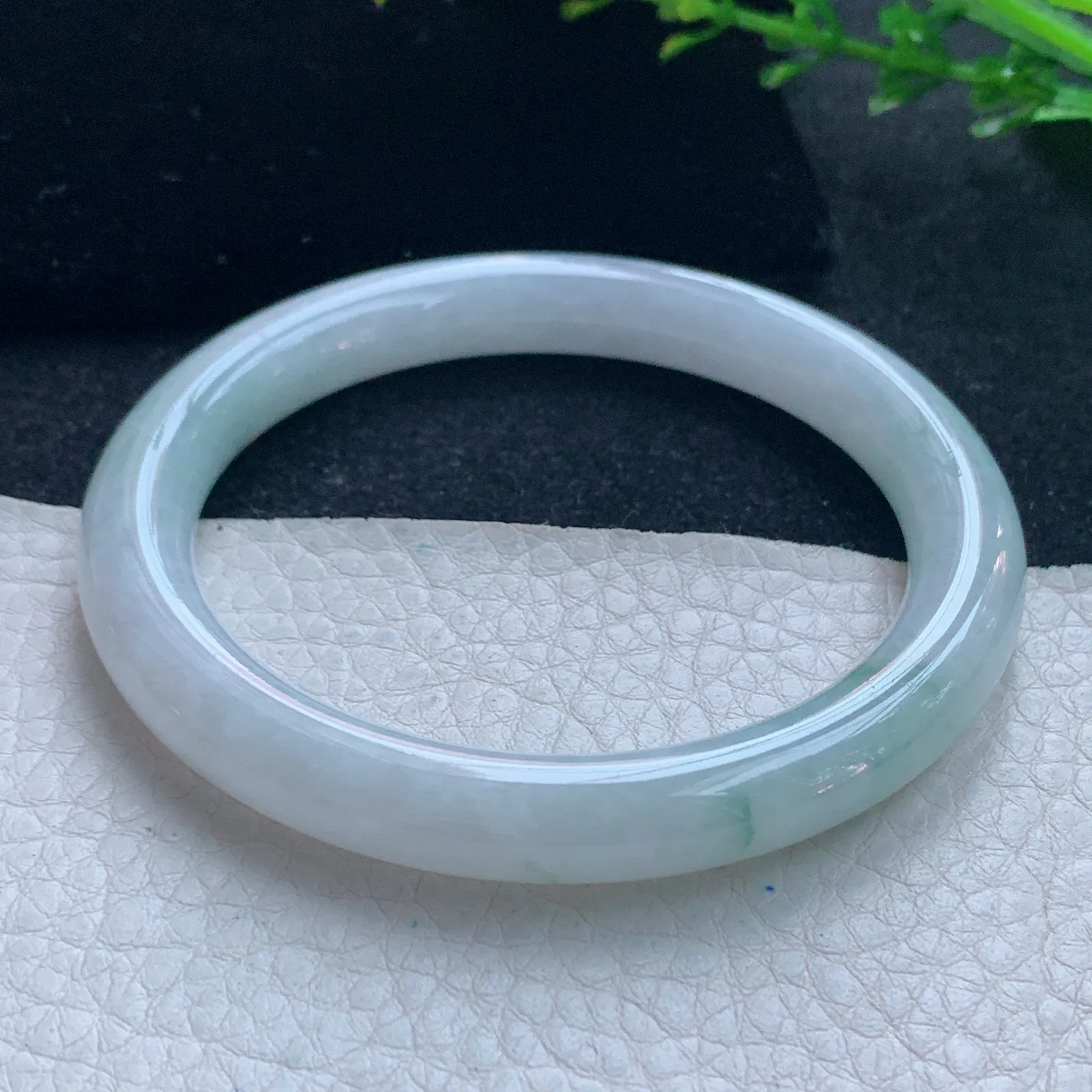 z自然光55*8.6美人镯 天然缅甸翡翠飘花圆条玉手镯 珠宝叮当镯