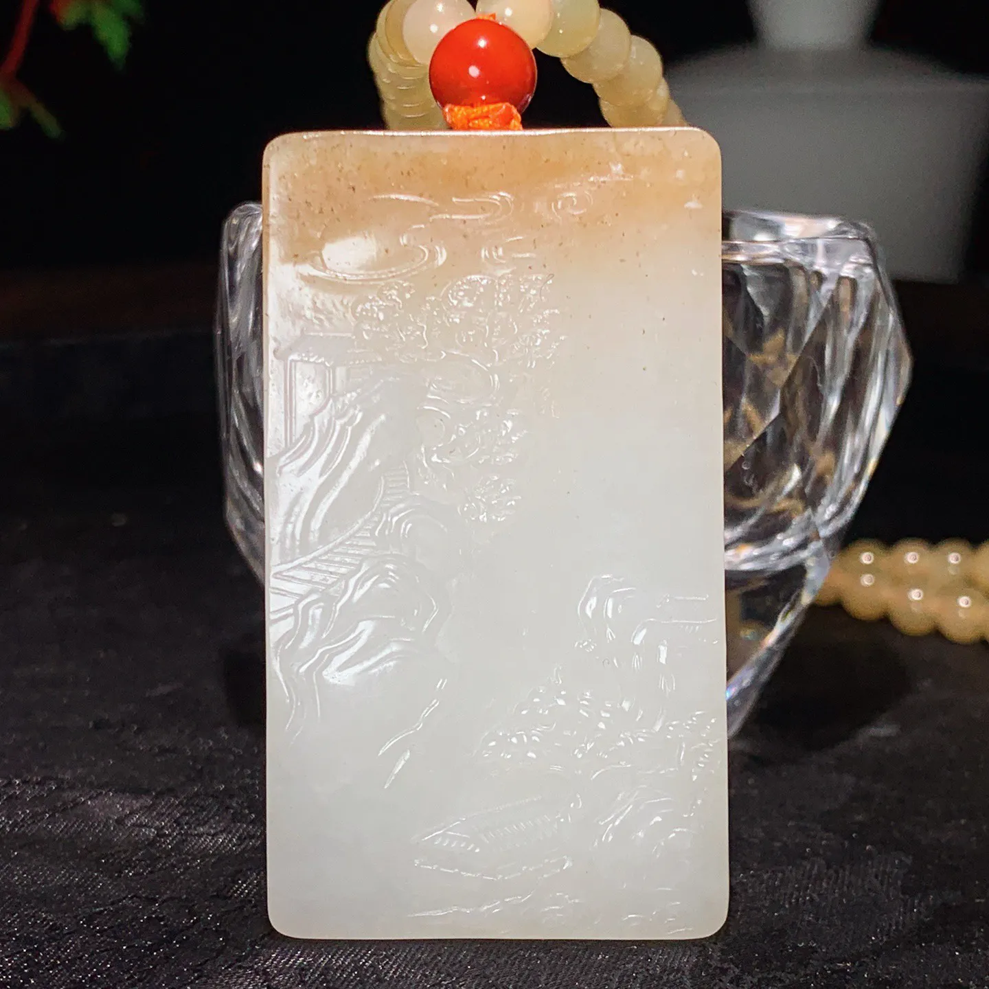 新疆和田玉且末糖生肖鸡牌子挂件。尺寸58/33/11重84.5克。玉质细腻油润。手推出油。佩戴高端典雅。lt251115