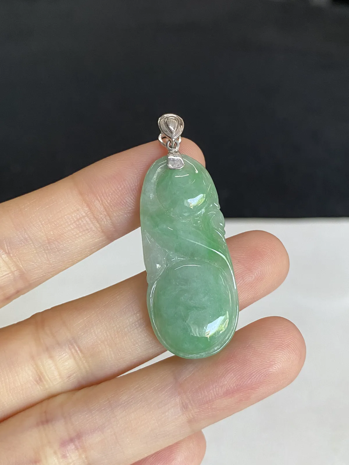 翡翠糯化种浅绿色吊坠，印记：G18K
