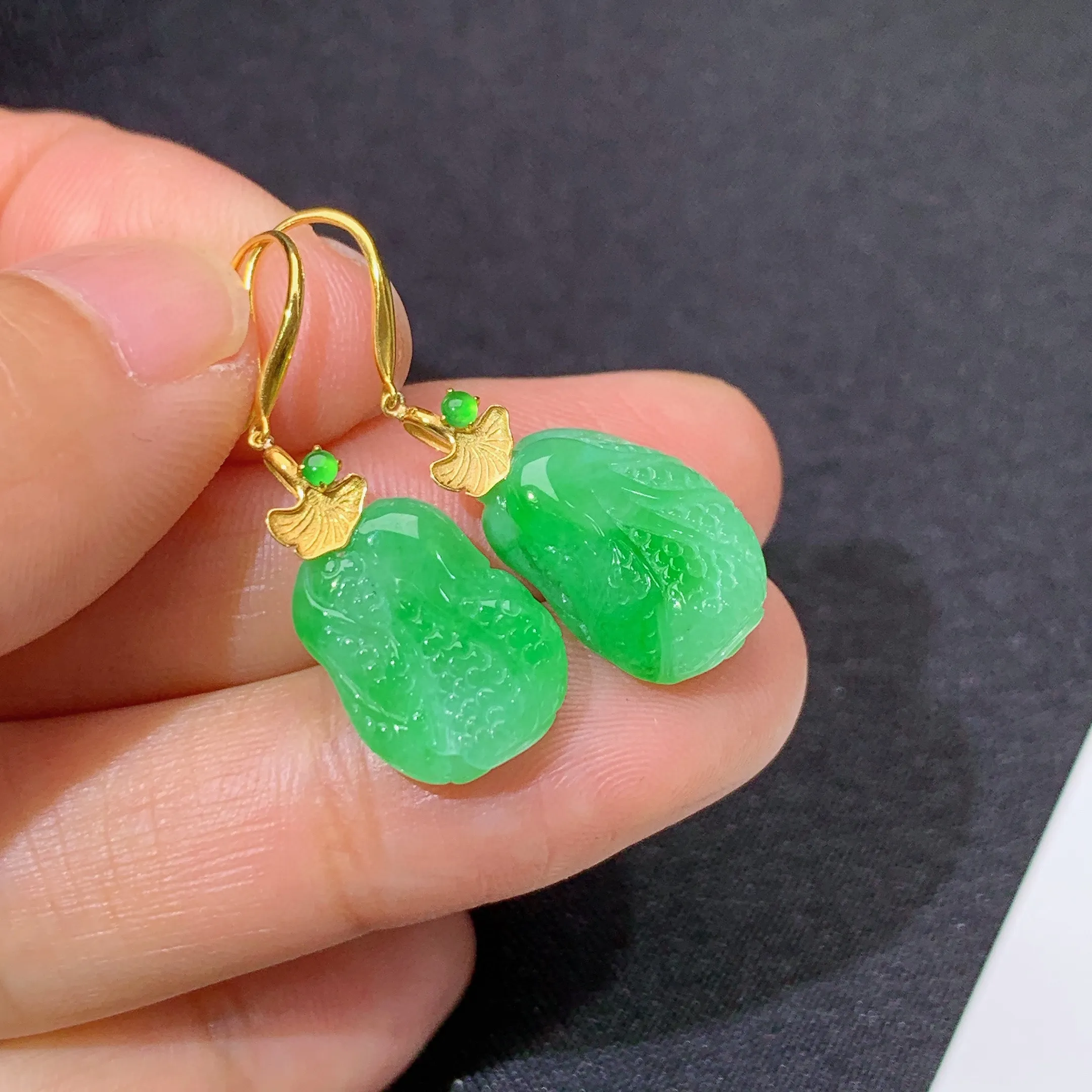 冰飘绿白菜耳坠，18k金镶嵌，简约时尚，冰润色阳，种水足 裸石尺寸13.4*9.9*4