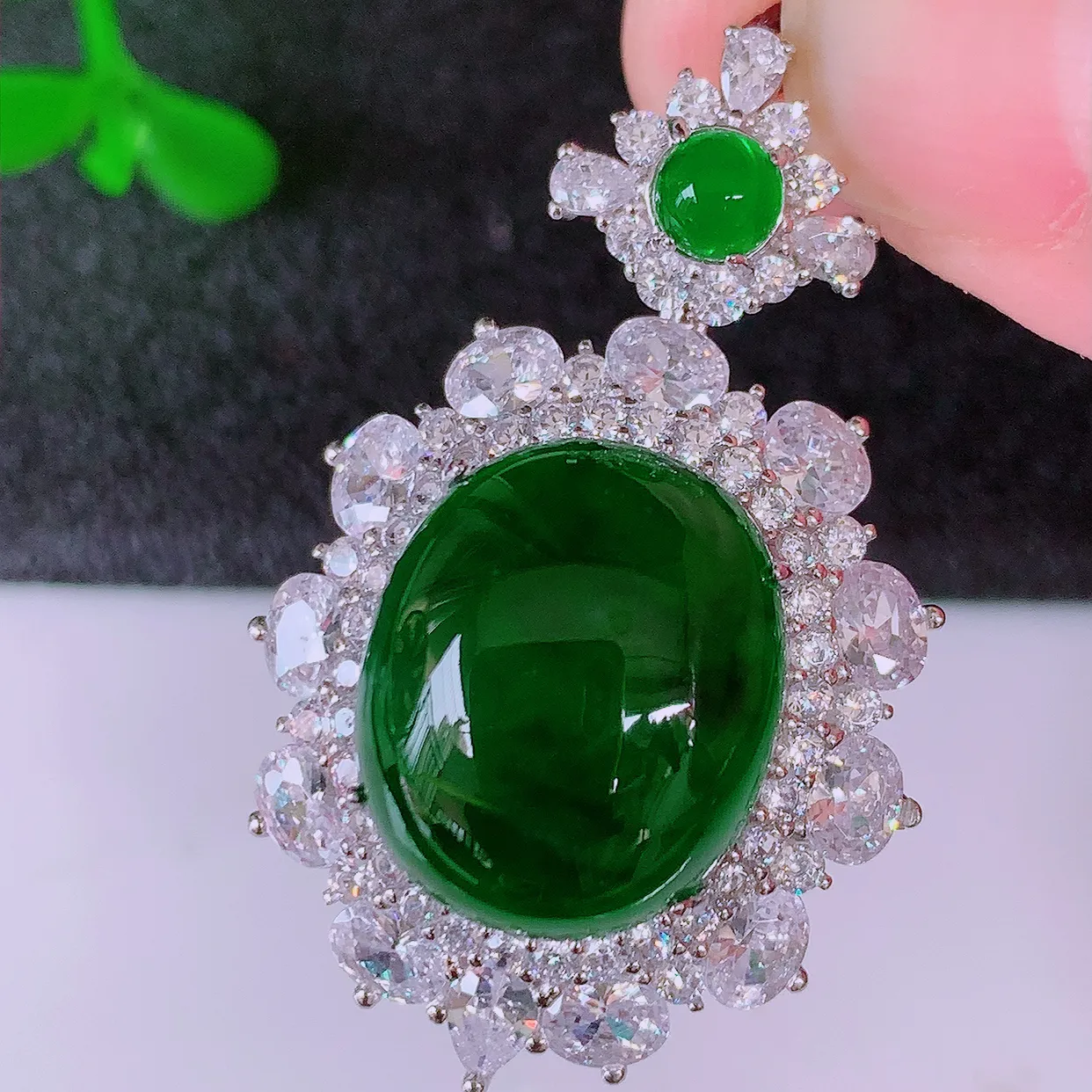 大颗冰透满绿翡翠蛋面925银镶嵌吊坠，自然光实拍，翠色灵动，颜色漂亮，种老水足，品相佳，佩戴佳品！#98.12整体35*22*12.2裸石15-12.5